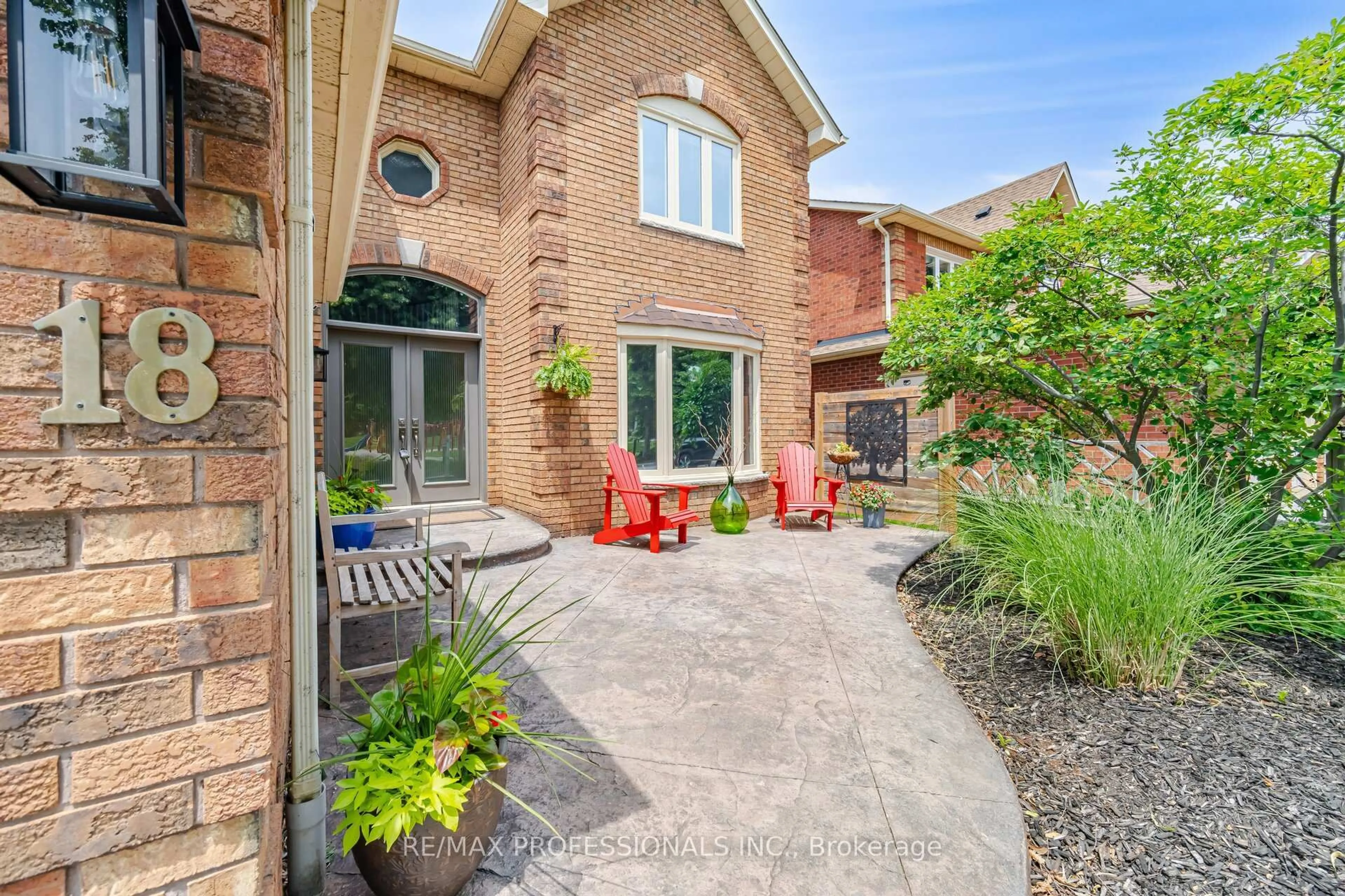 Home with brick exterior material, street for 18 Kingfisher Crt, Brampton Ontario L6Z 3R4