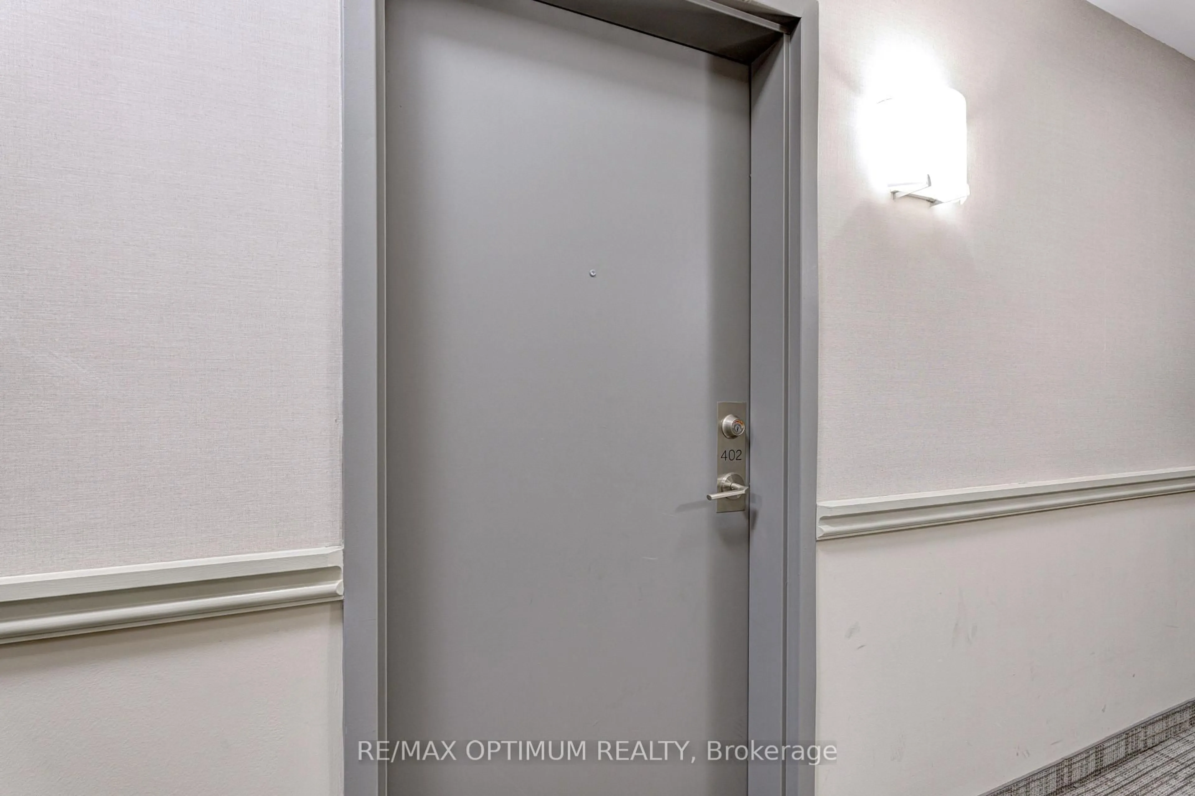 Indoor entryway for 50 Sky Harbour Dr #402, Brampton Ontario L6Y 6B8