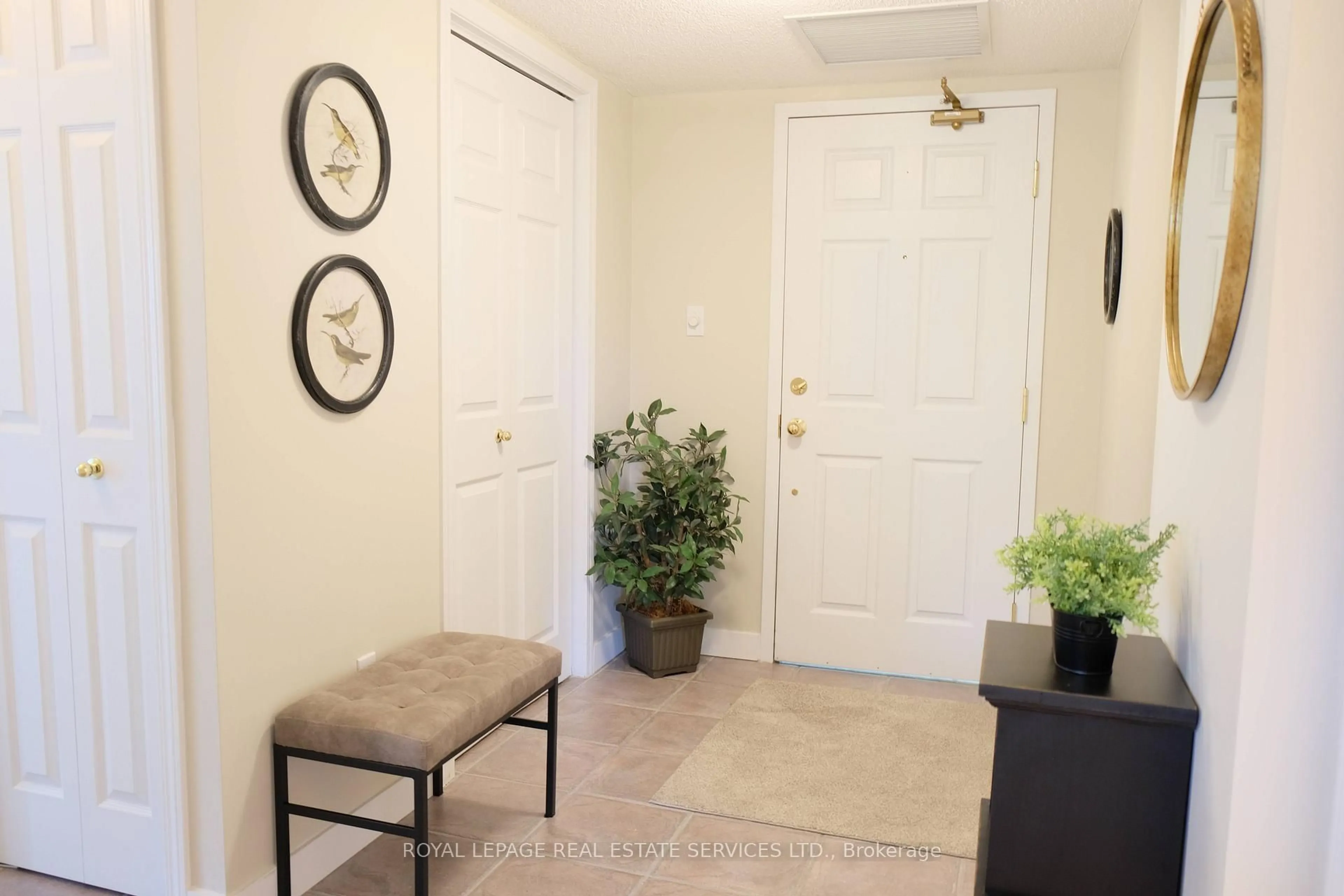 Indoor entryway for 216C Plains Road West Rd #402, Burlington Ontario L7T 4L1