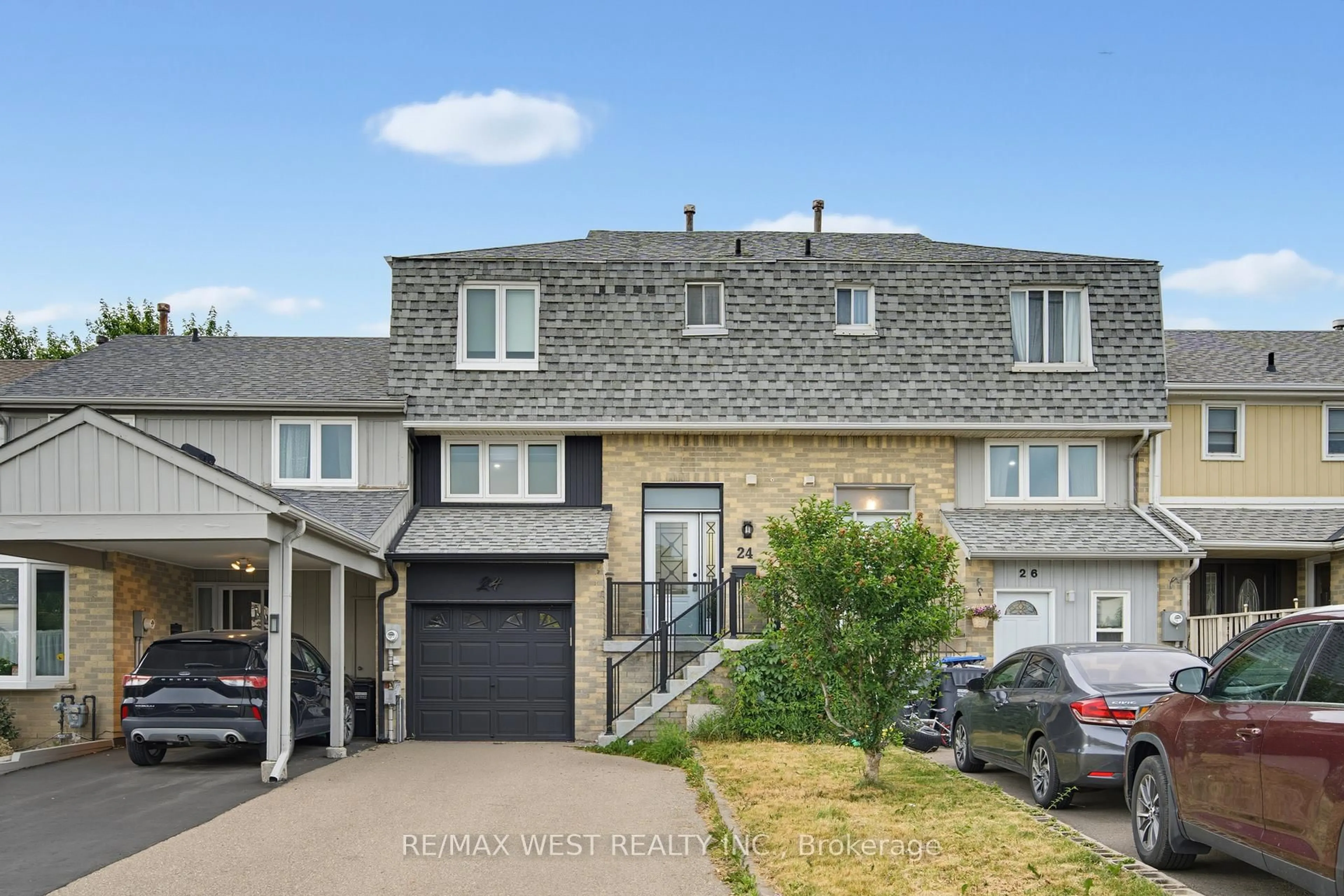 A pic from outside/outdoor area/front of a property/back of a property/a pic from drone, street for 24 Primrose Cres, Brampton Ontario L6Z 1E2