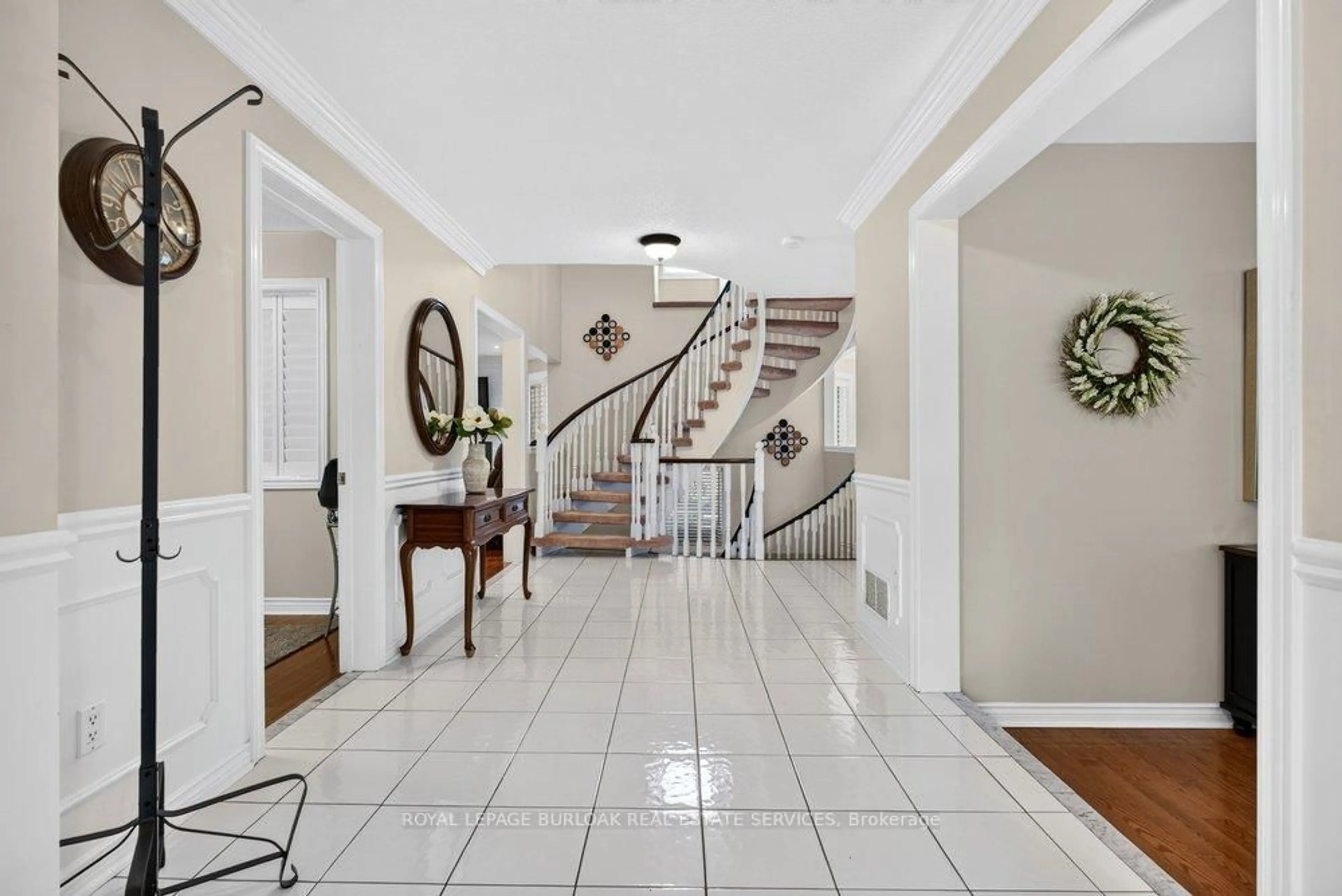 Indoor foyer for 3334 Trelawny Circ, Mississauga Ontario L5N 6N5