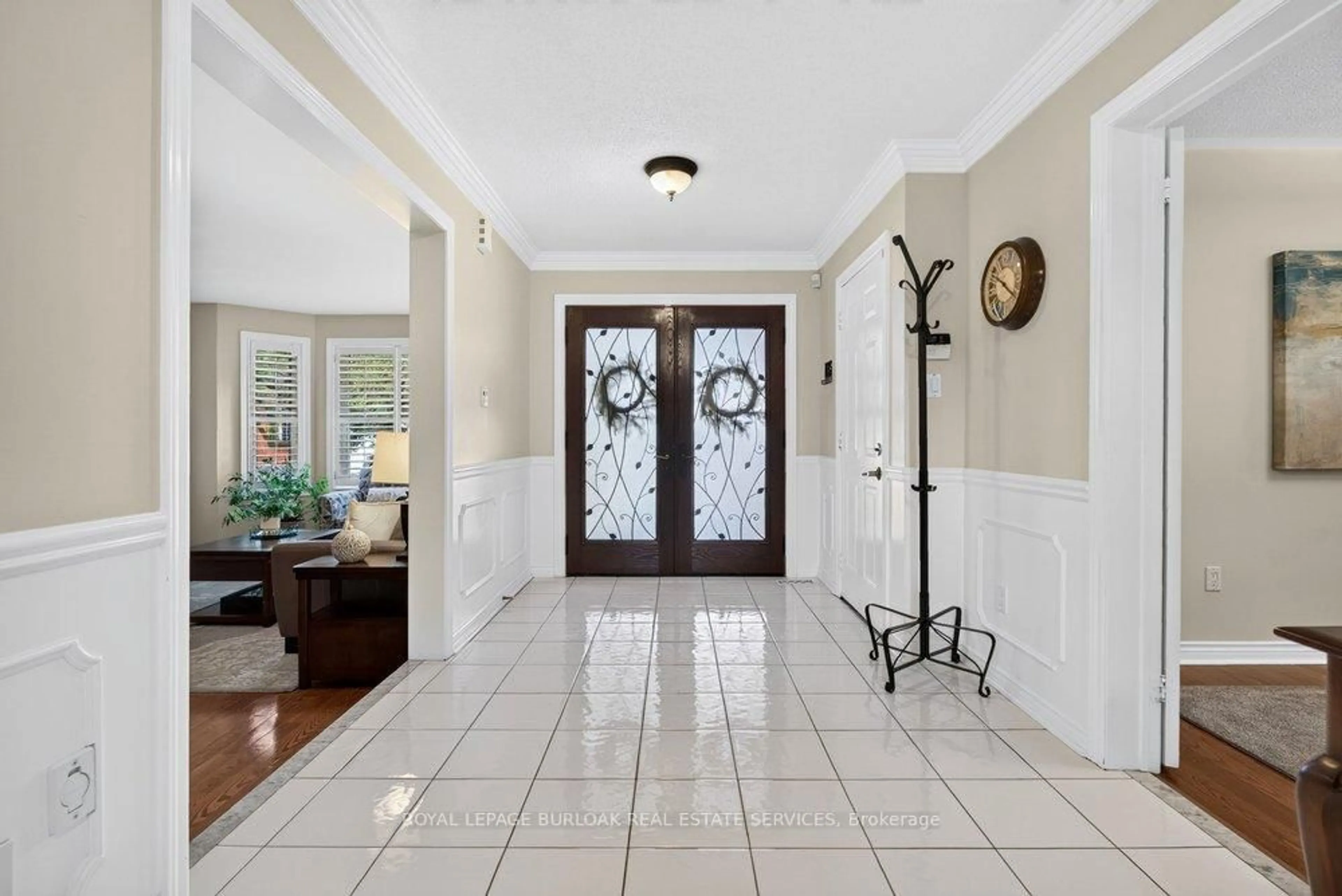Indoor foyer for 3334 Trelawny Circ, Mississauga Ontario L5N 6N5