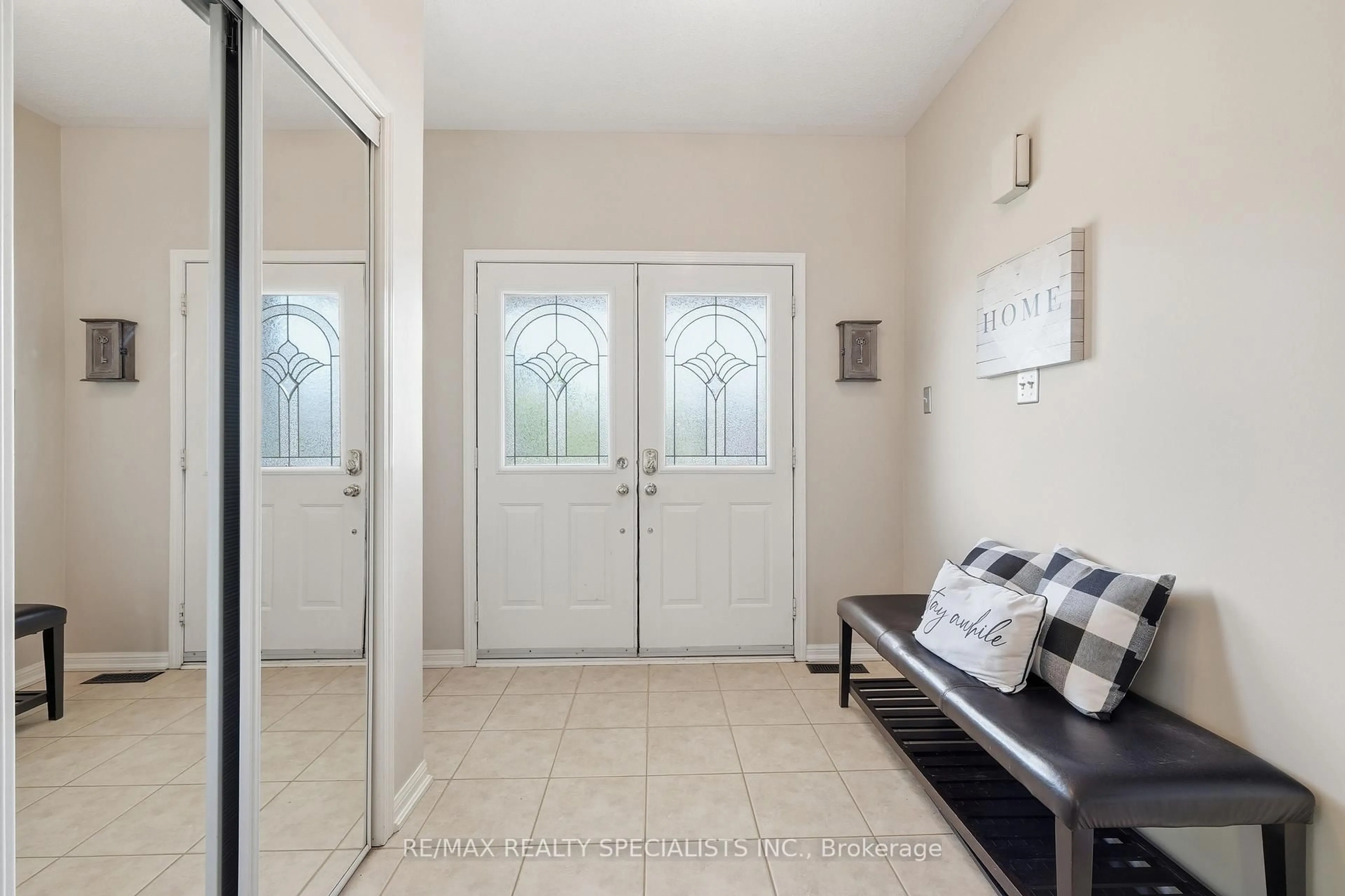 Indoor entryway for 212 Ellis Cres, Milton Ontario L9T 6B5