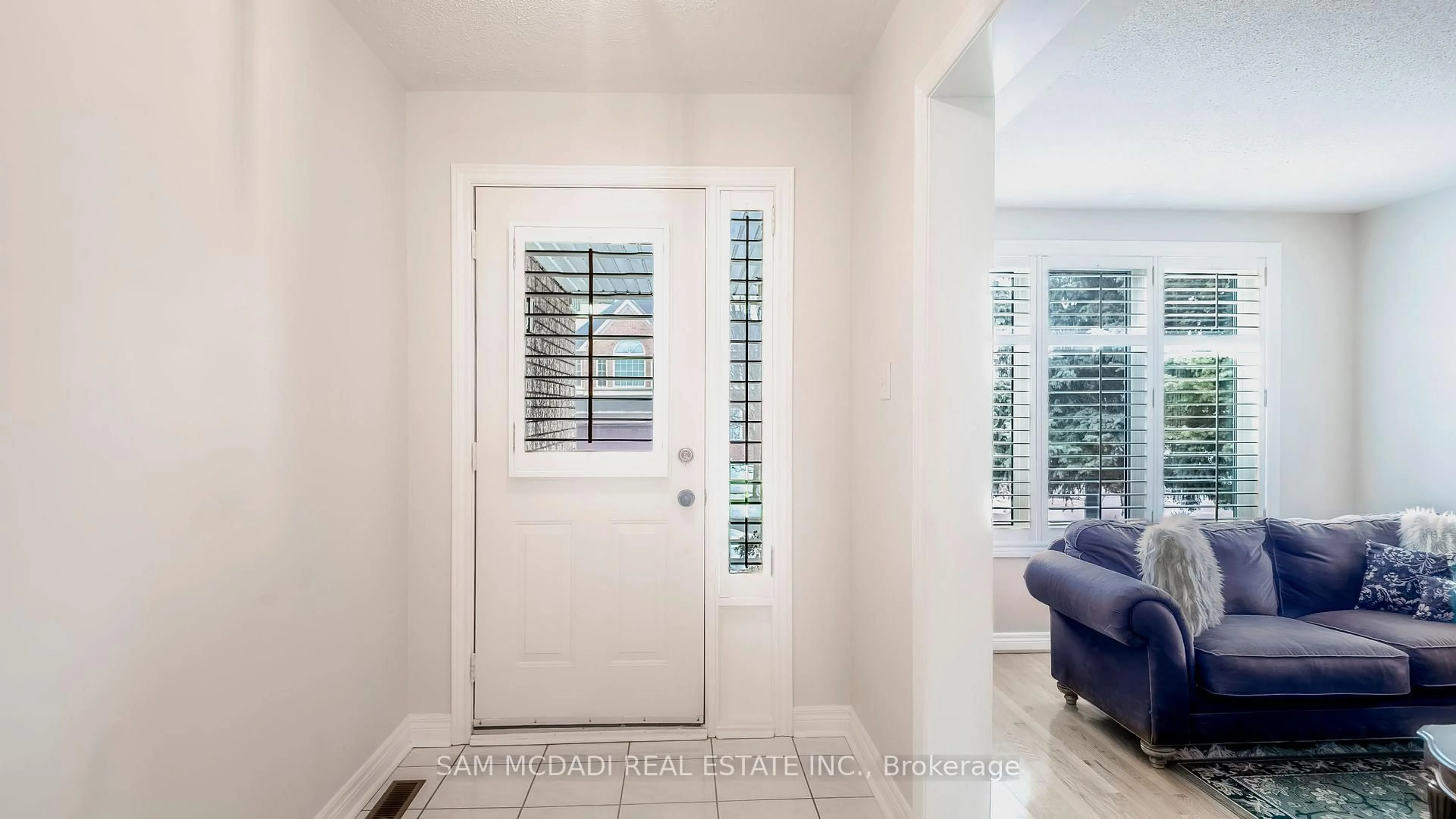 Indoor entryway for 5396 Planter's Wood Crt, Mississauga Ontario L5M 5V2