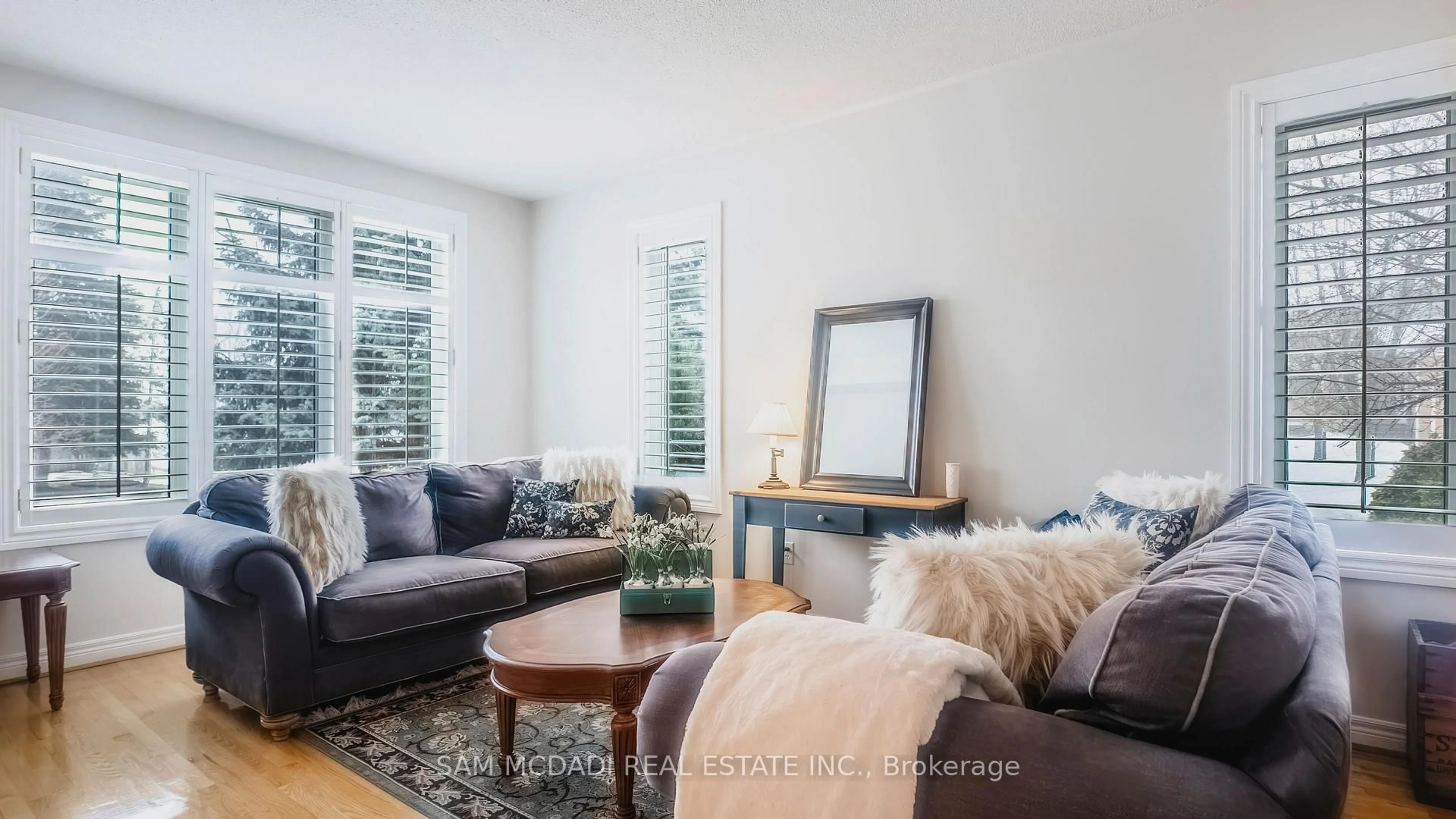 Living room with furniture, wood/laminate floor for 5396 Planter's Wood Crt, Mississauga Ontario L5M 5V2