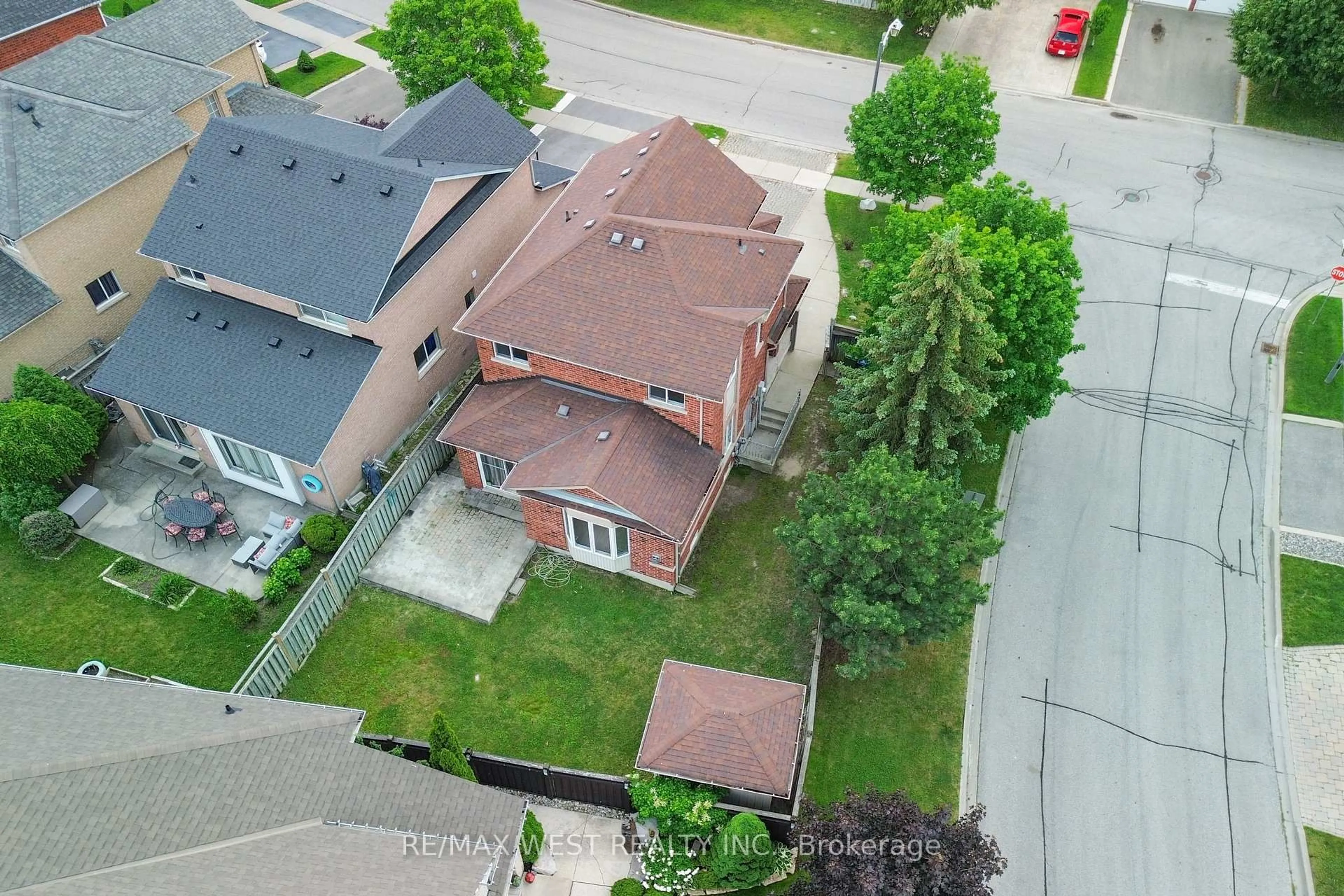A pic from outside/outdoor area/front of a property/back of a property/a pic from drone, street for 8 Terrastone Crt, Caledon Ontario L7E 2T7