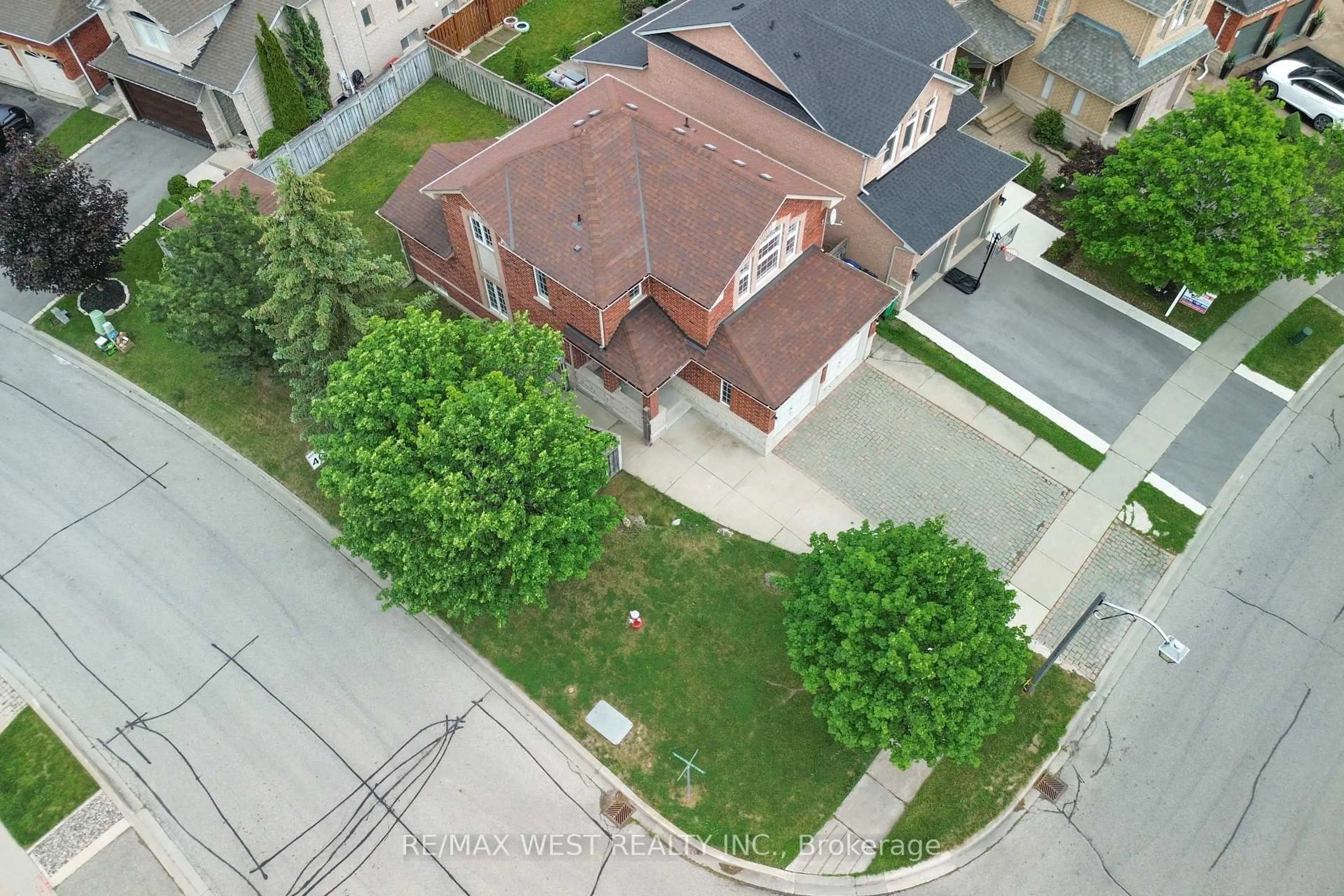 A pic from outside/outdoor area/front of a property/back of a property/a pic from drone, street for 8 Terrastone Crt, Caledon Ontario L7E 2T7
