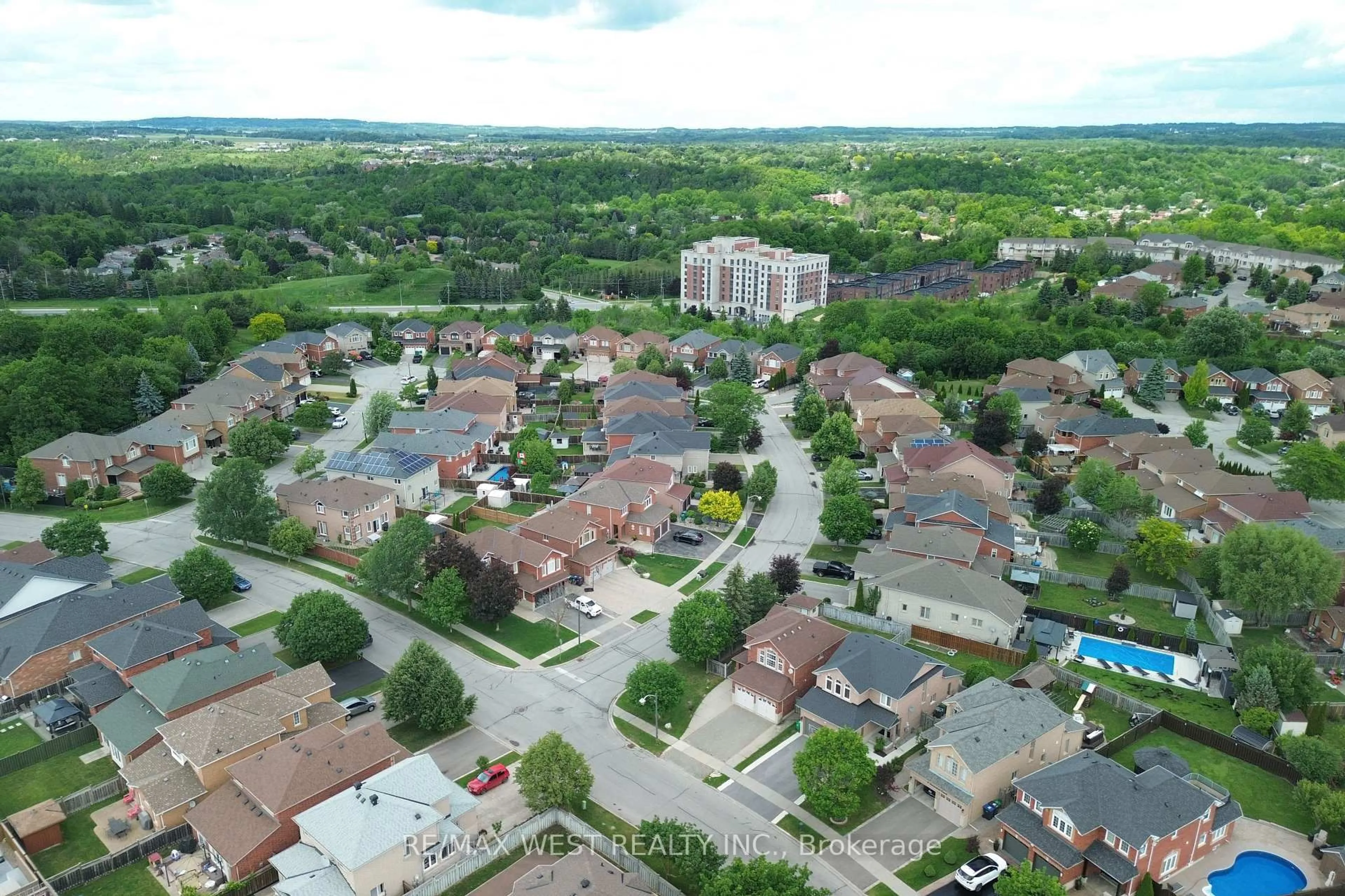 A pic from outside/outdoor area/front of a property/back of a property/a pic from drone, street for 8 Terrastone Crt, Caledon Ontario L7E 2T7
