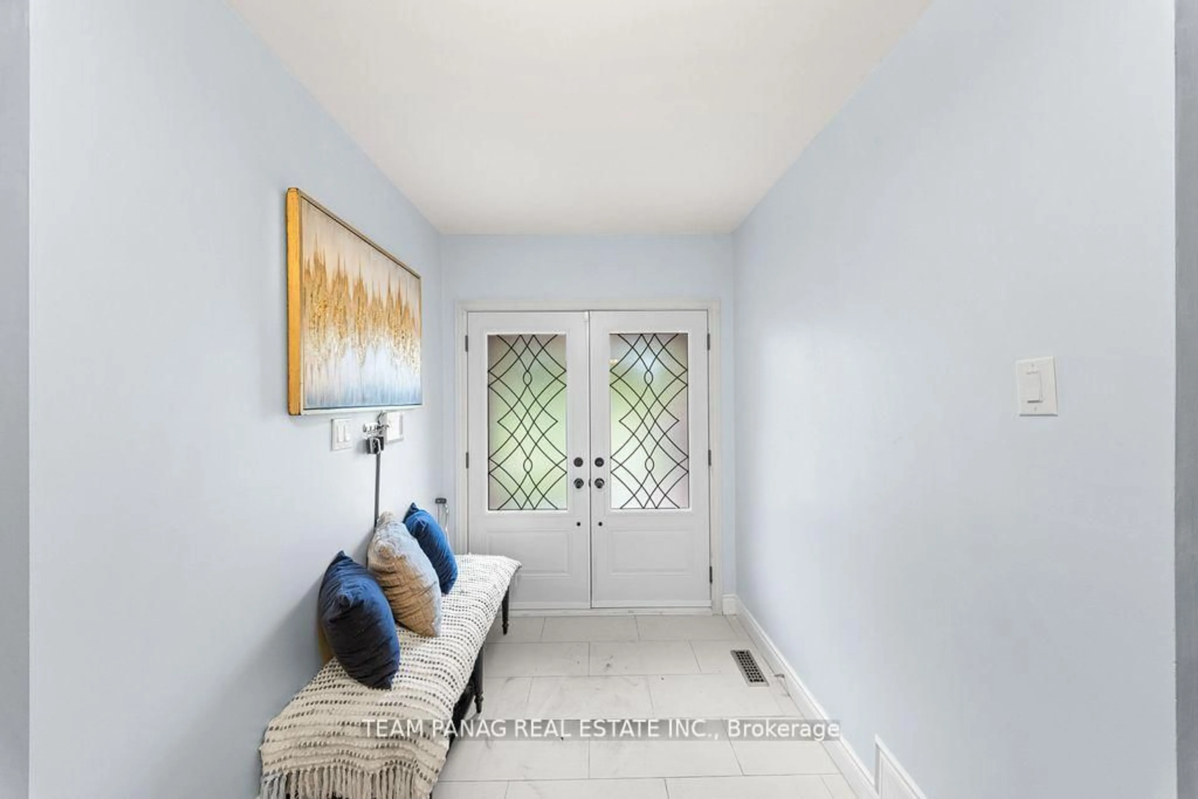 Indoor entryway for 20 Hacienda Crt, Brampton Ontario L6Z 3J1