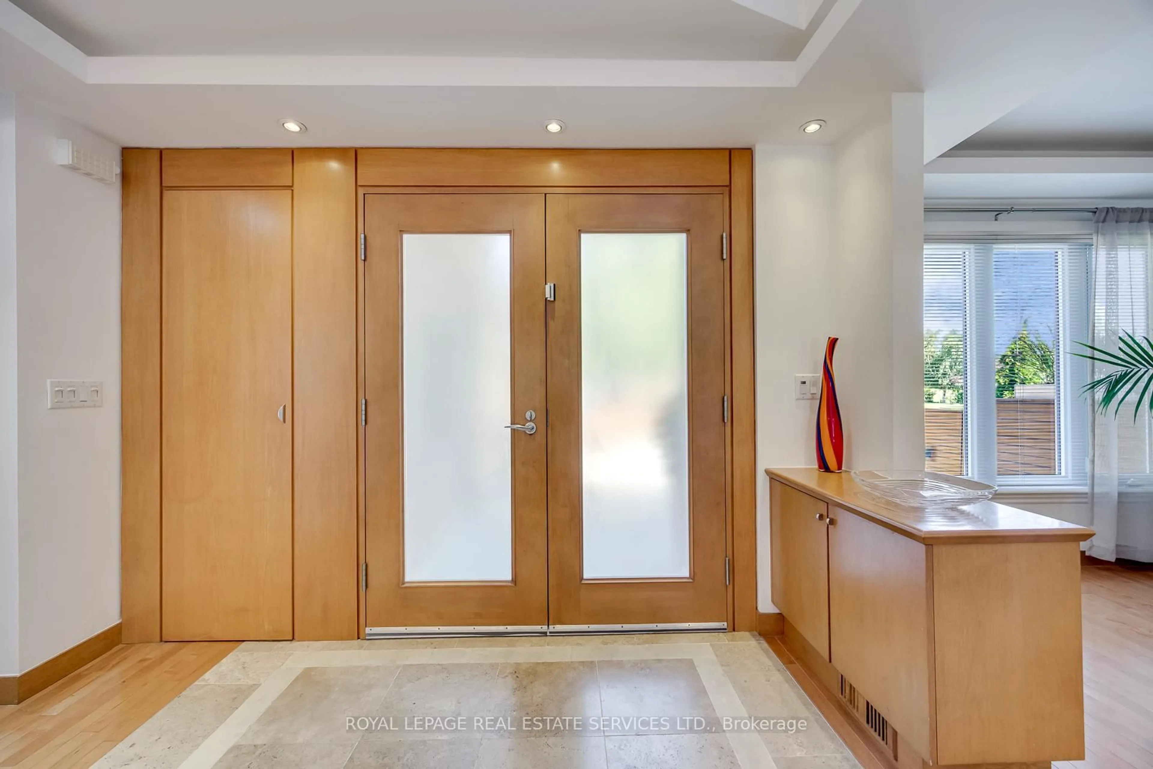 Indoor entryway for 300 Canital Crt, Mississauga Ontario L4Z 3B6