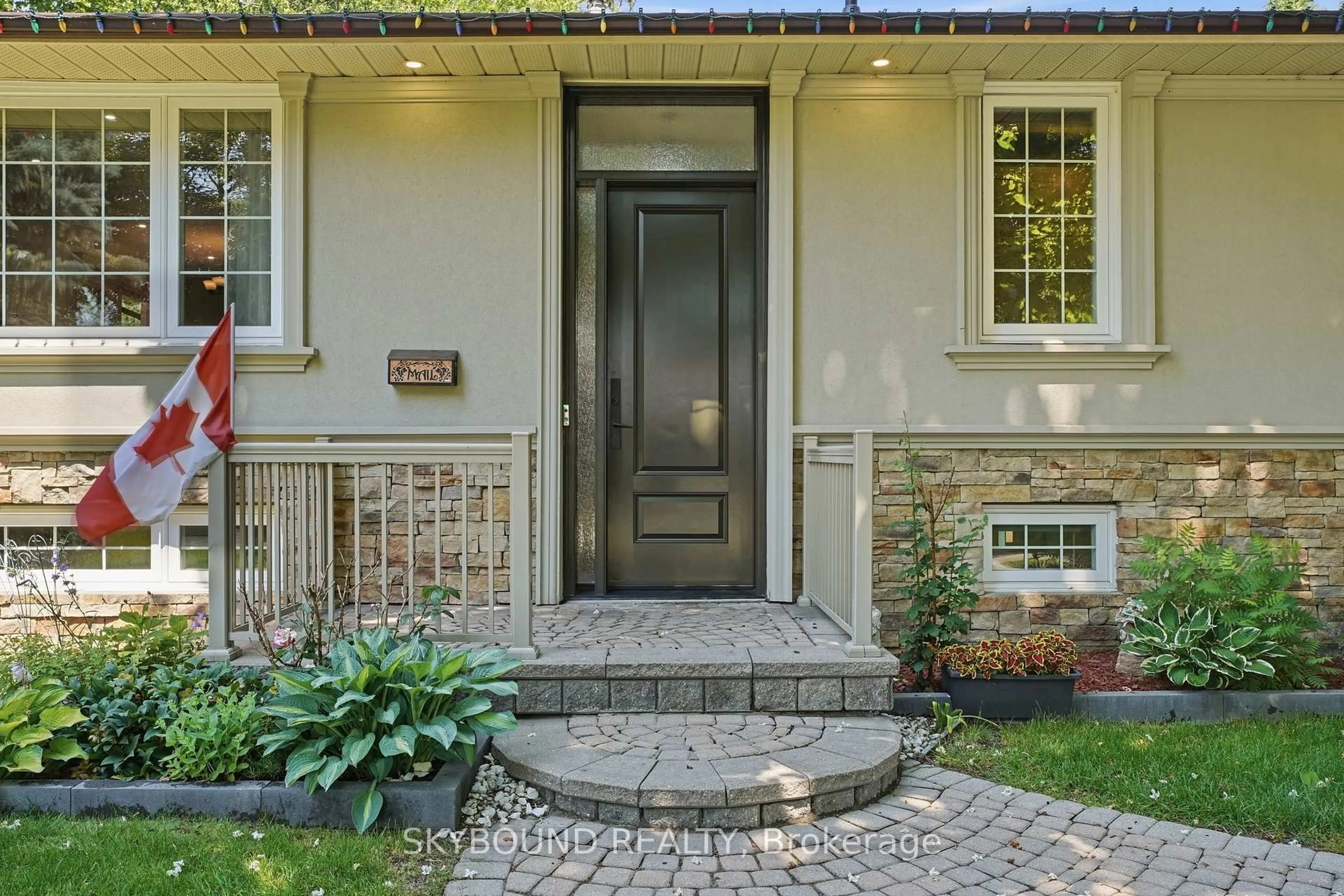 Indoor entryway for 3105 Ballydown Cres, Mississauga Ontario L5C 2C9
