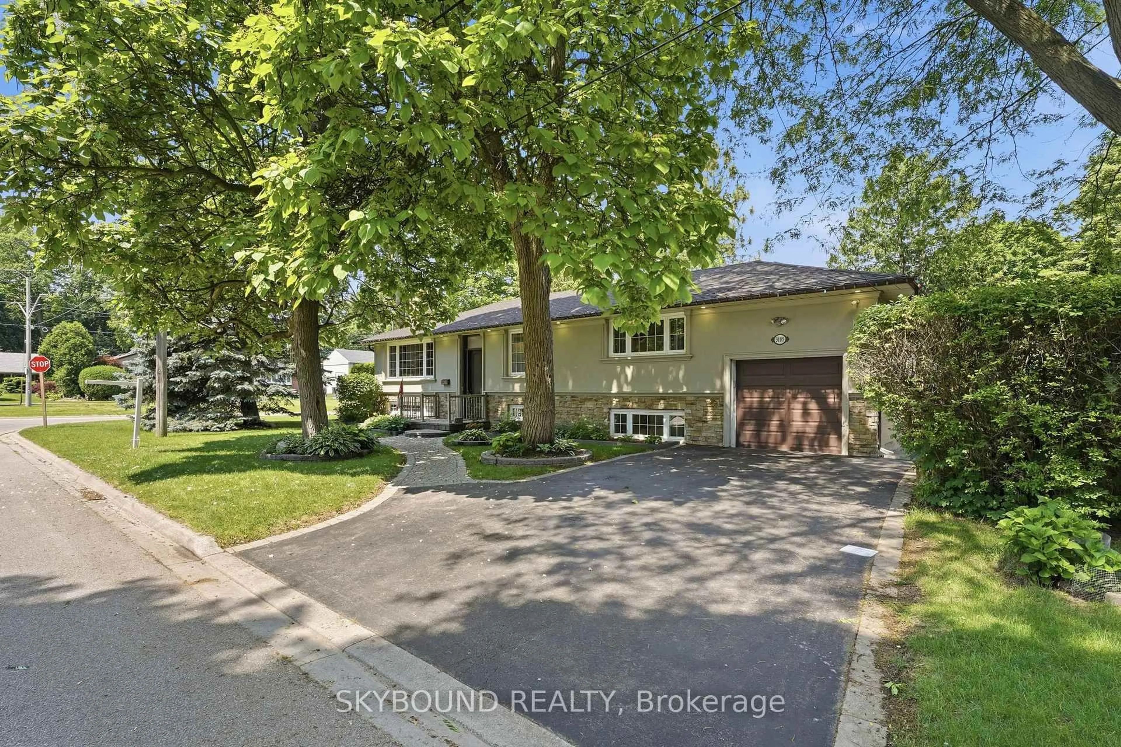 A pic from outside/outdoor area/front of a property/back of a property/a pic from drone, street for 3105 Ballydown Cres, Mississauga Ontario L5C 2C9