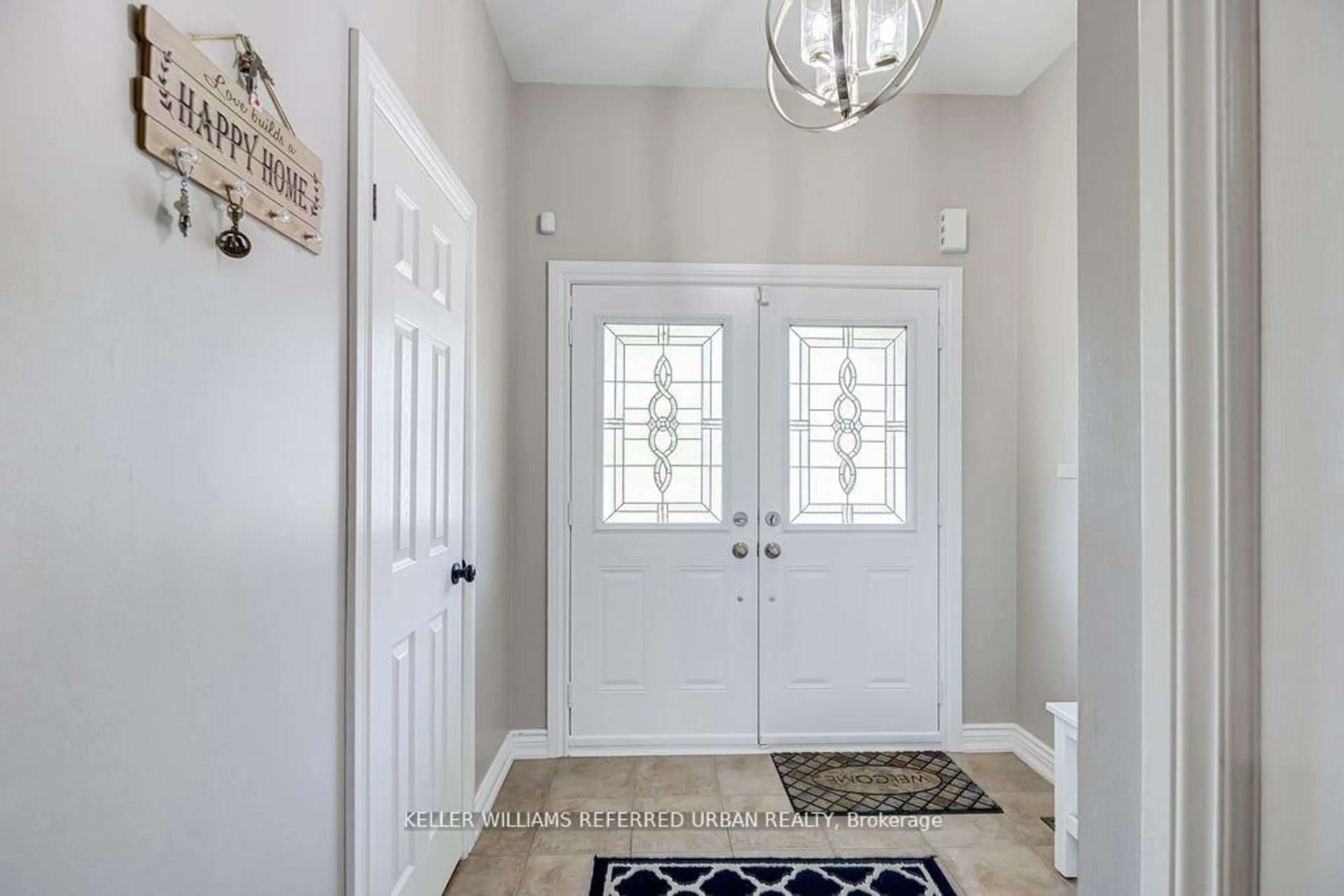 Indoor entryway for 125 Niagara Tr, Halton Hills Ontario L7G 0A6