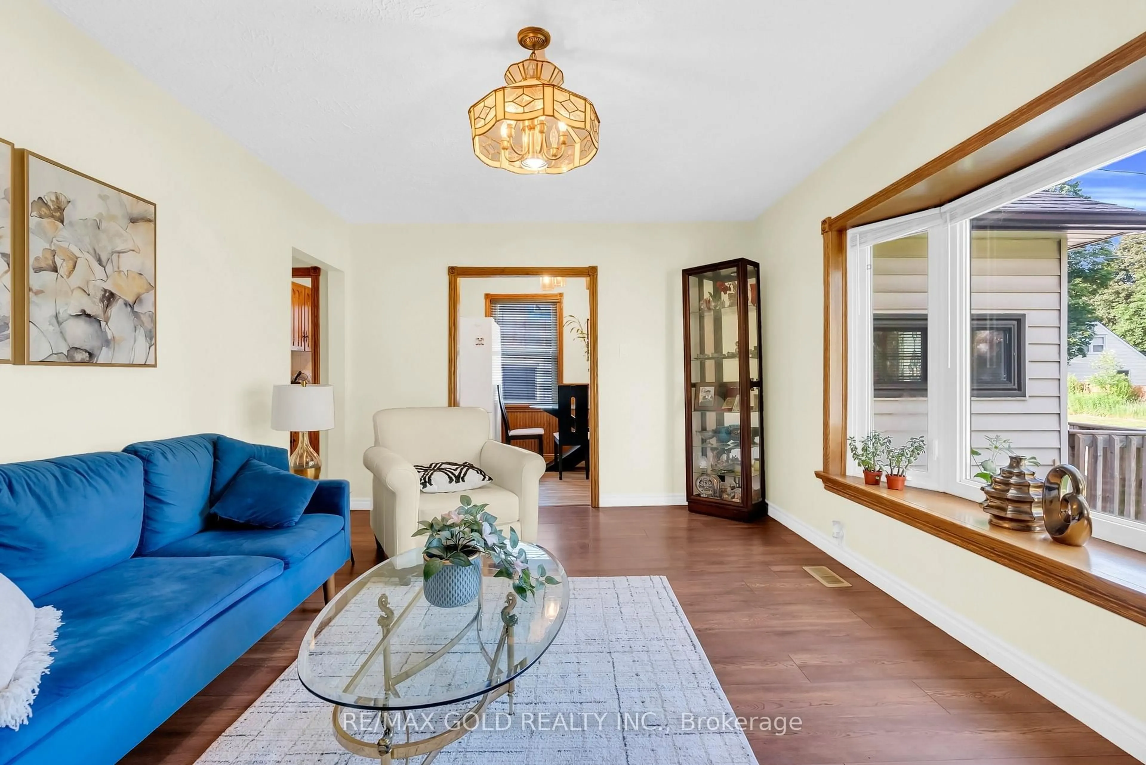 Living room with furniture, unknown for 213 Mason Blvd, Halton Hills Ontario L7J 1A7