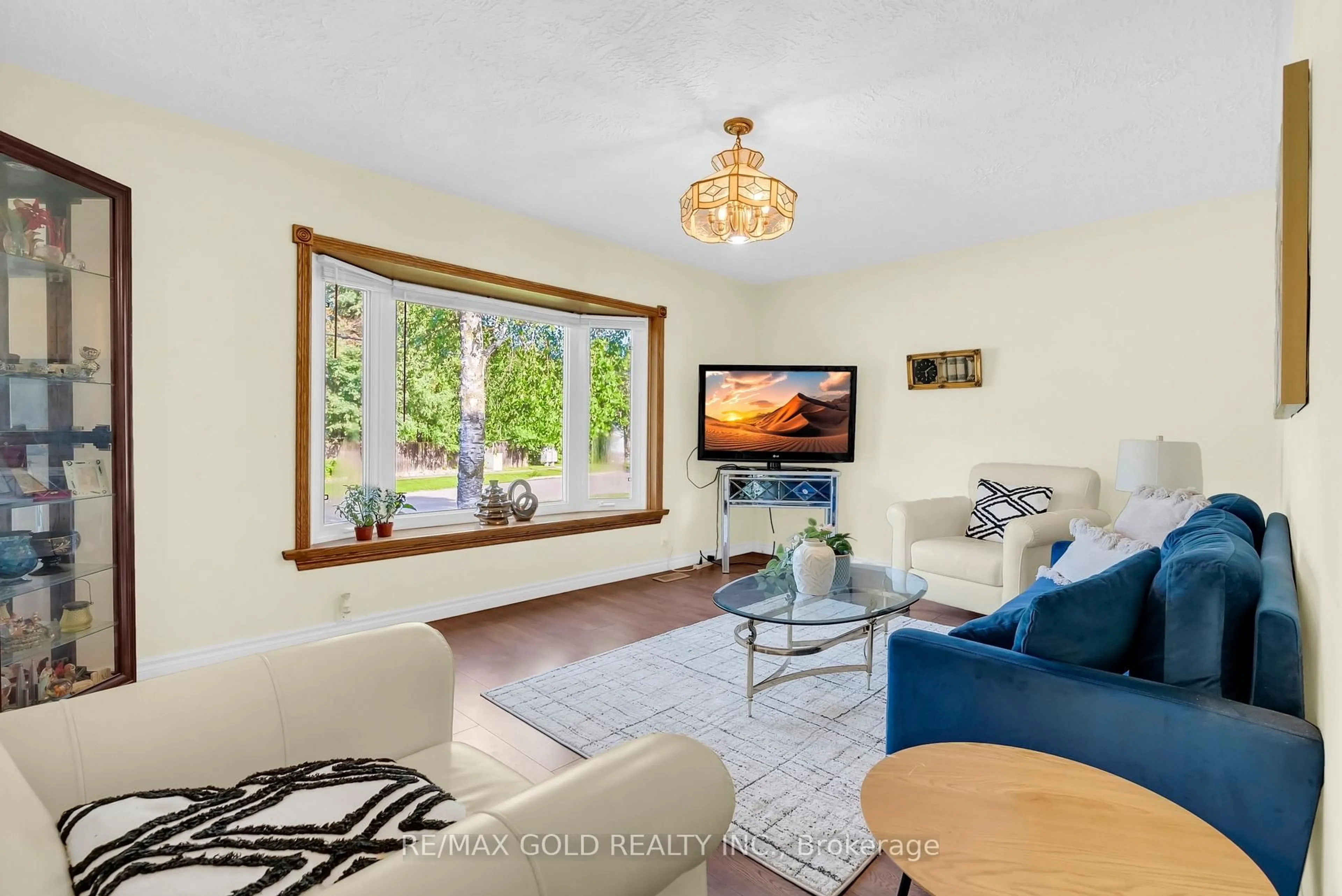 Living room with furniture, unknown for 213 Mason Blvd, Halton Hills Ontario L7J 1A7