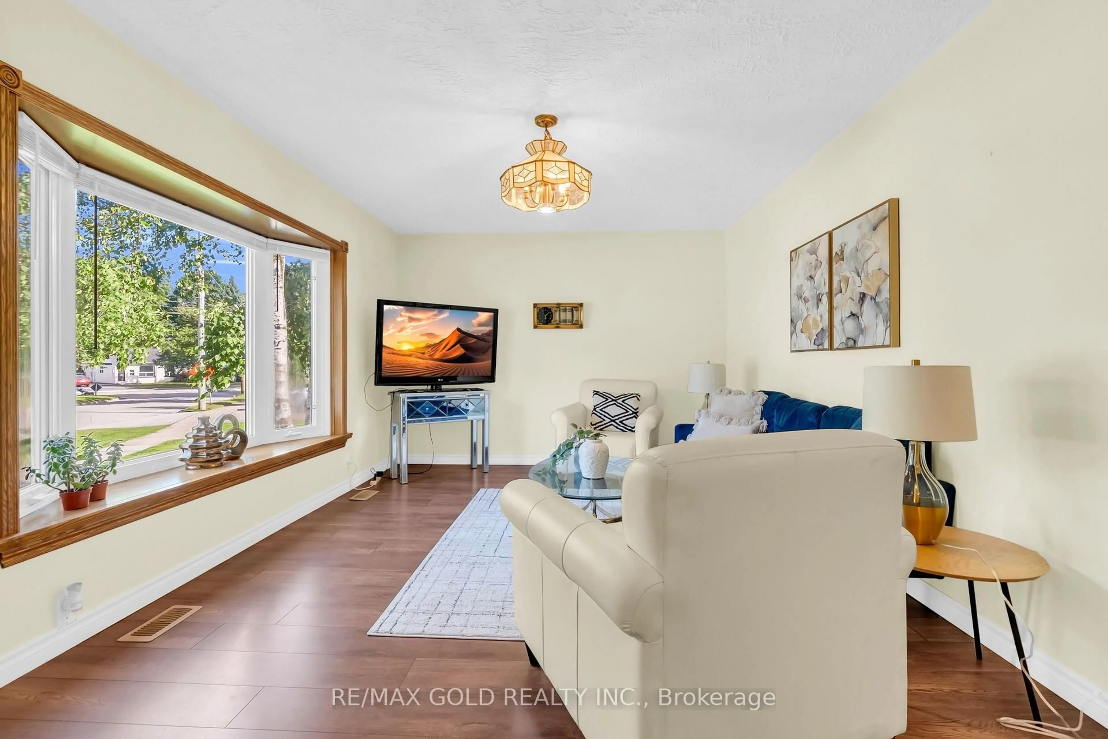 Living room with furniture, unknown for 213 Mason Blvd, Halton Hills Ontario L7J 1A7