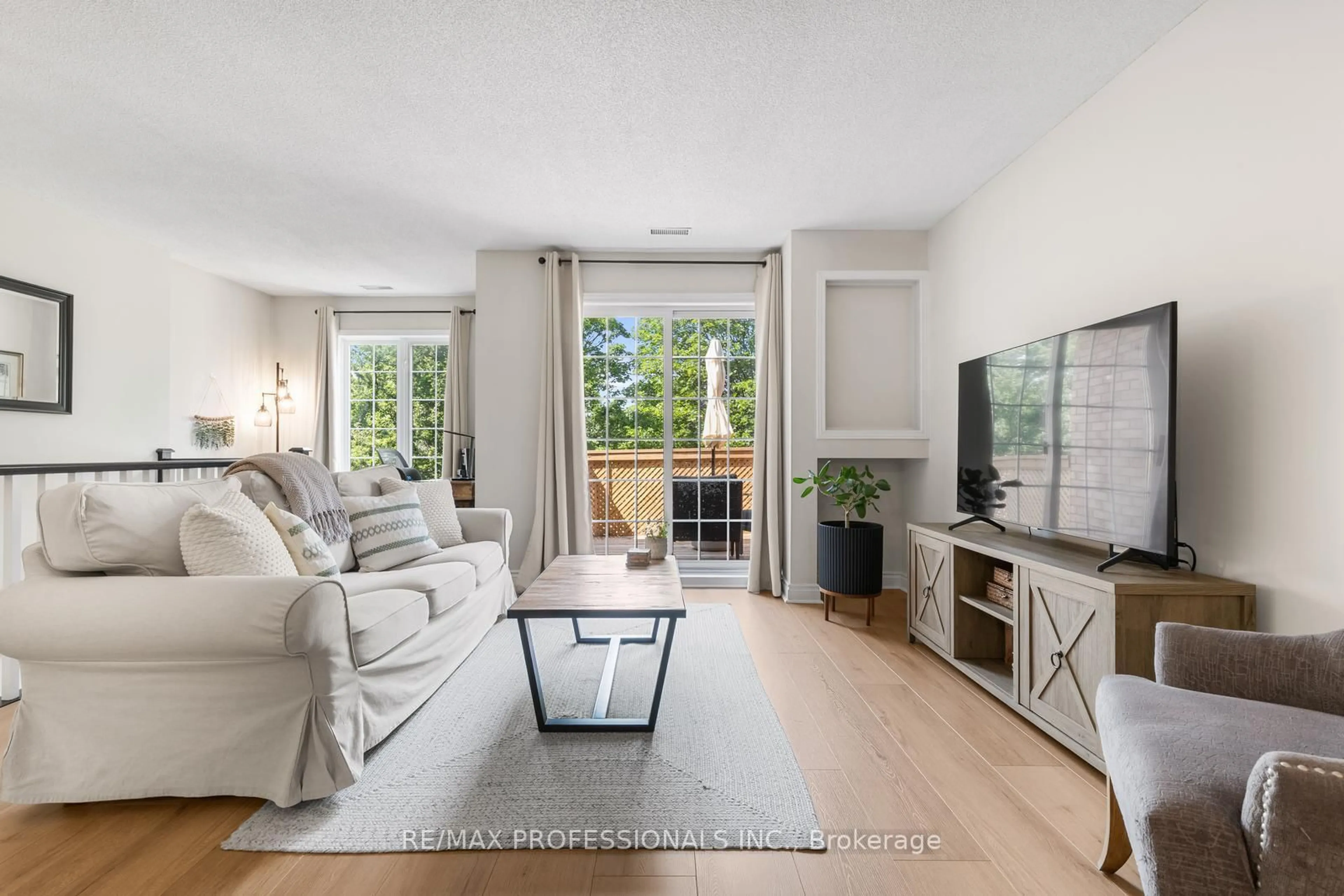 Living room with furniture, unknown for 2333 Walker's Line #24, Burlington Ontario L7M 4T1
