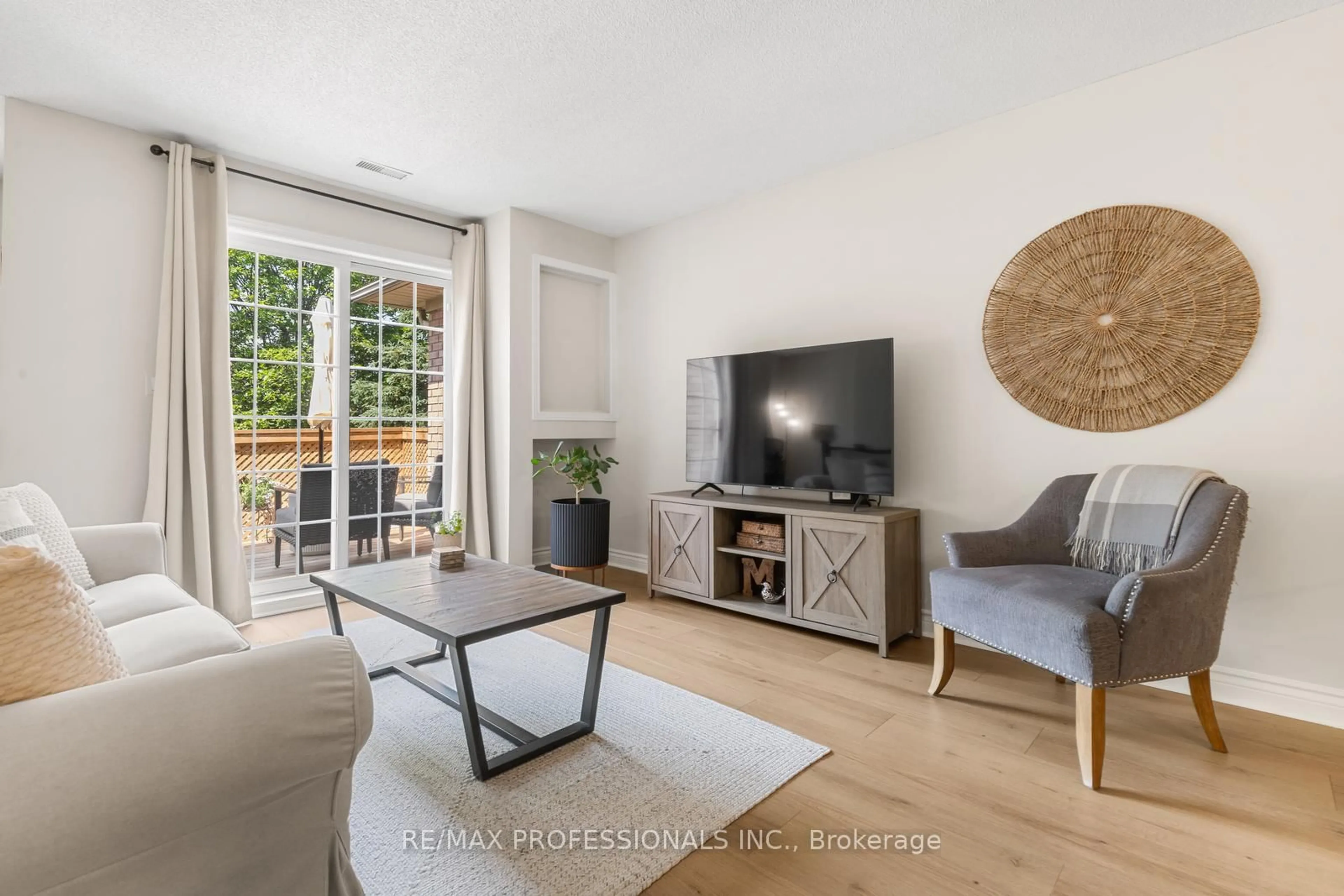 Living room with furniture, unknown for 2333 Walker's Line #24, Burlington Ontario L7M 4T1