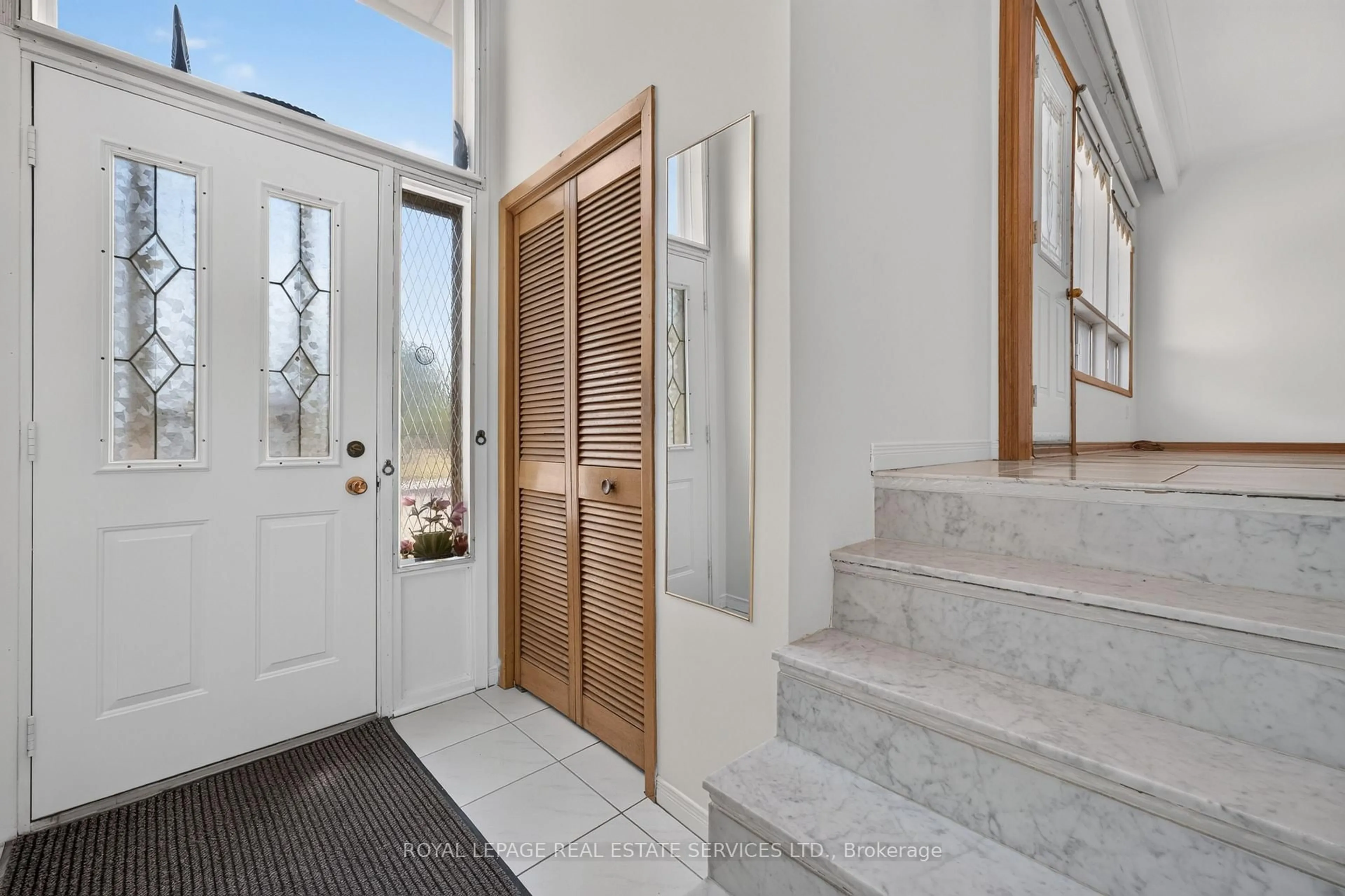 Indoor entryway for 108 Anthia Dr, Toronto Ontario M9L 1K8