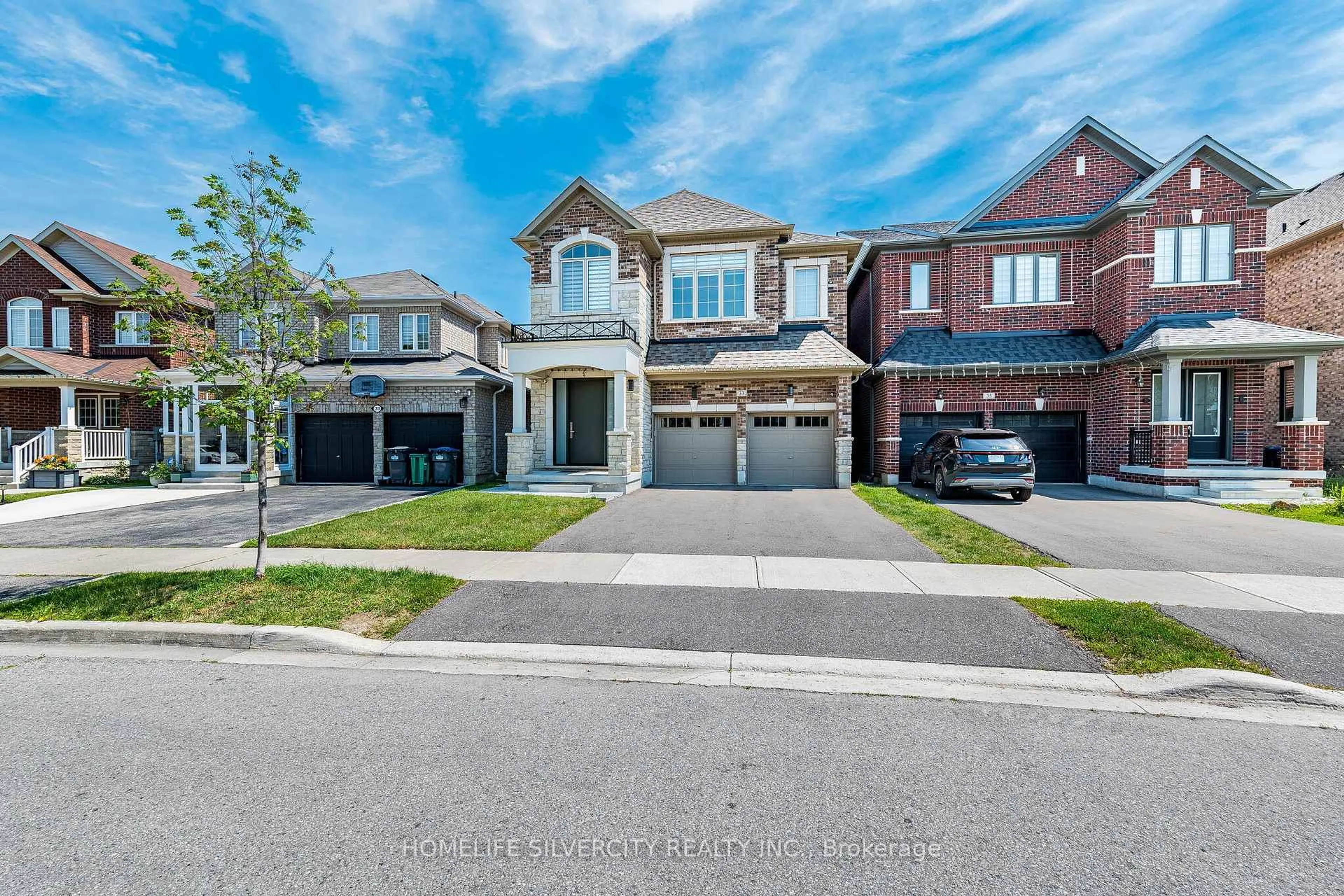 Home with brick exterior material, street for 33 Rainbrook Clse, Brampton Ontario L6R 0Y9