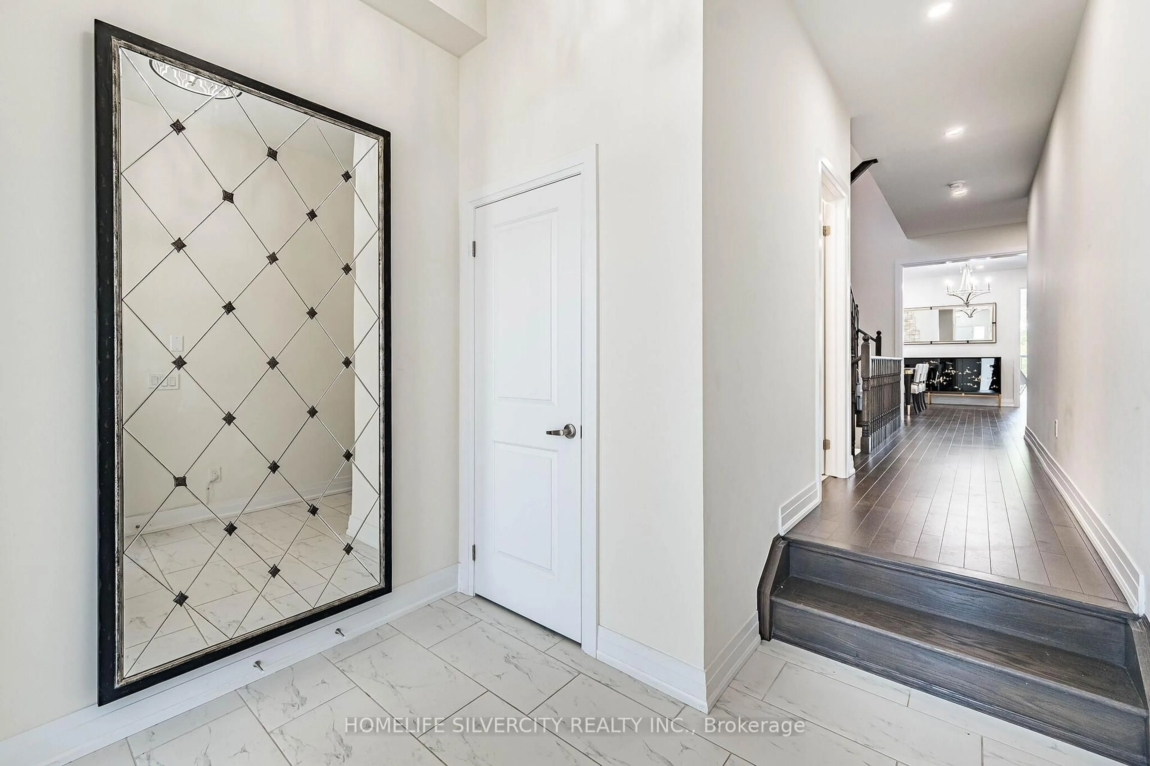 Indoor entryway for 33 Rainbrook Clse, Brampton Ontario L6R 0Y9