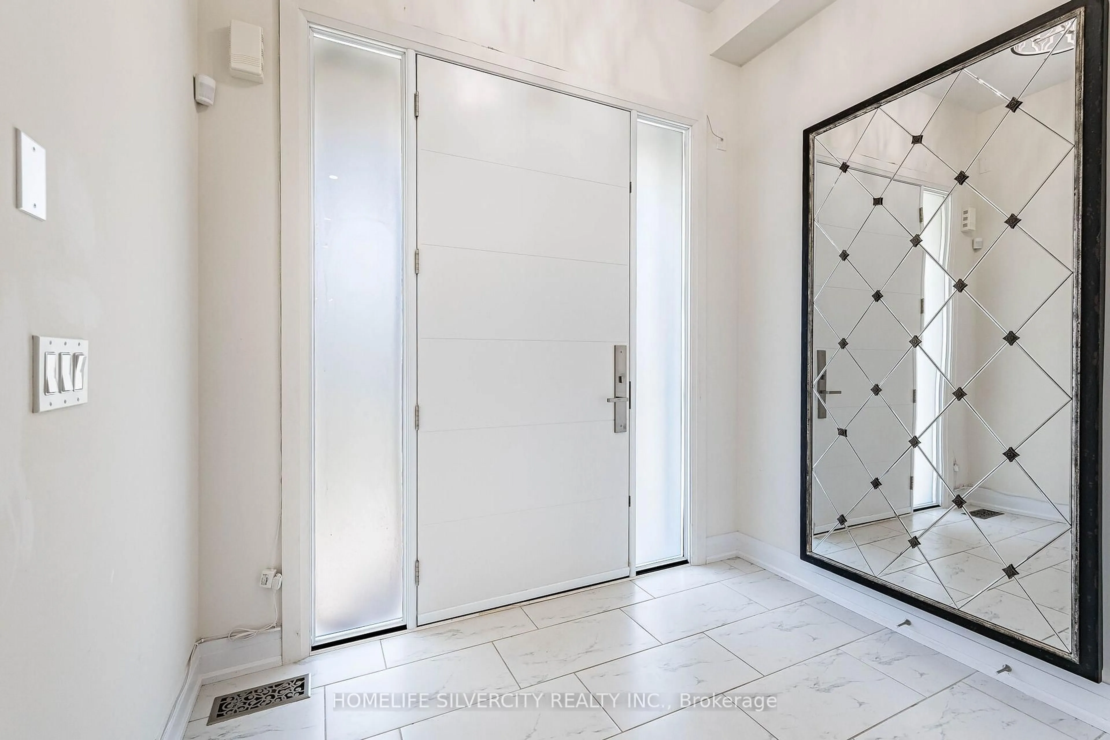 Indoor entryway for 33 Rainbrook Clse, Brampton Ontario L6R 0Y9