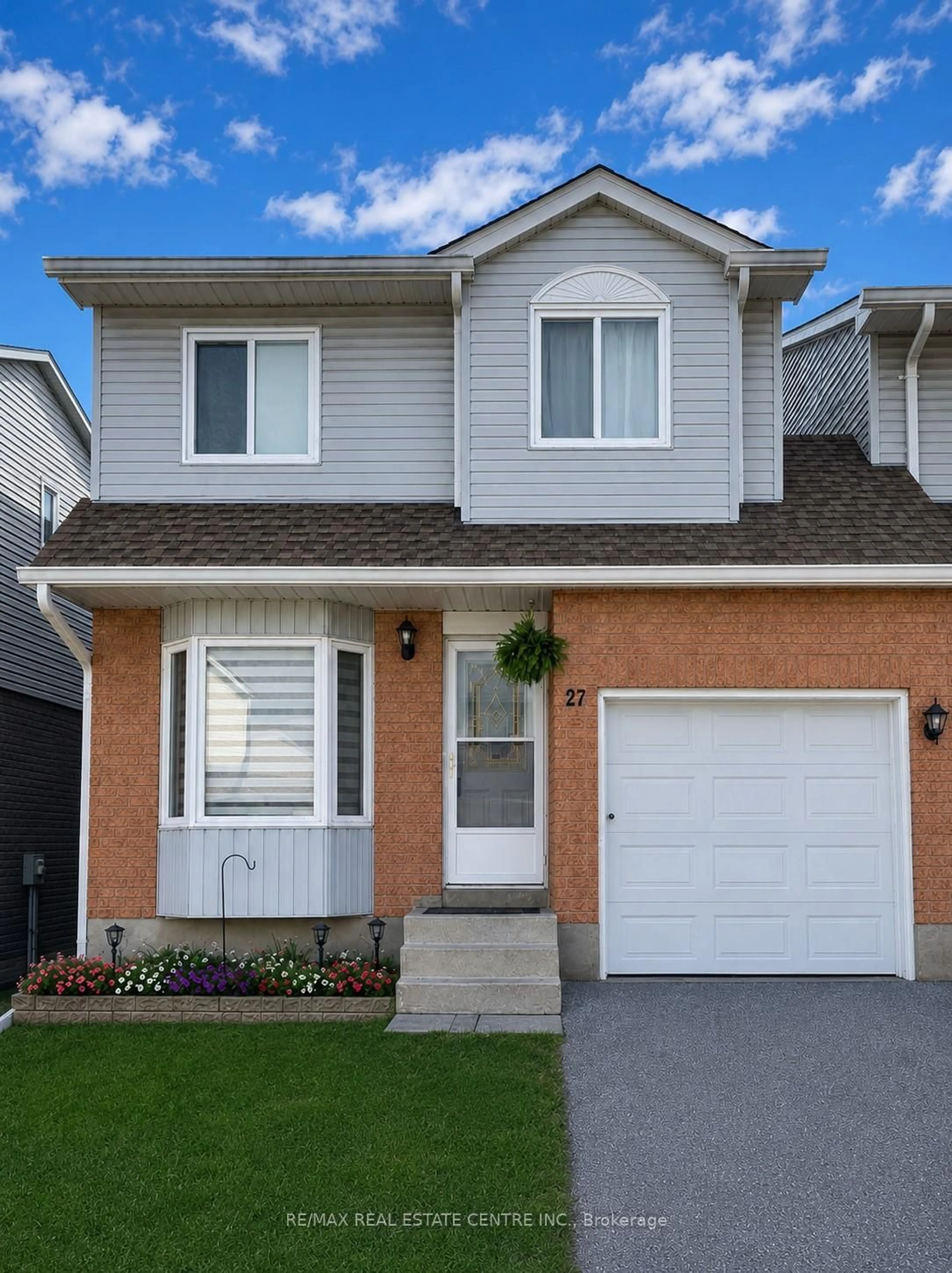 Home with vinyl exterior material, street for 31 Parkview Dr #27, Orangeville Ontario L9W 4H7