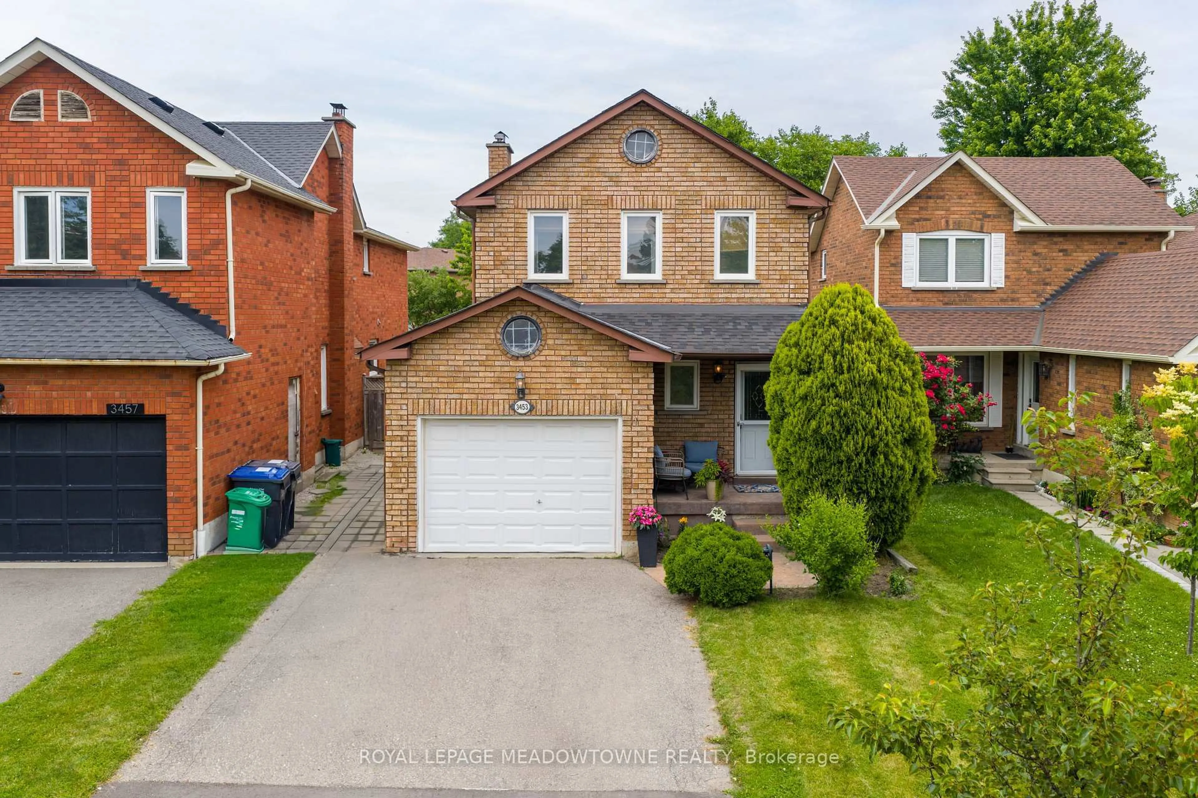 A pic from outside/outdoor area/front of a property/back of a property/a pic from drone, street for 3453 Bertrand Rd, Mississauga Ontario L5L 4G6