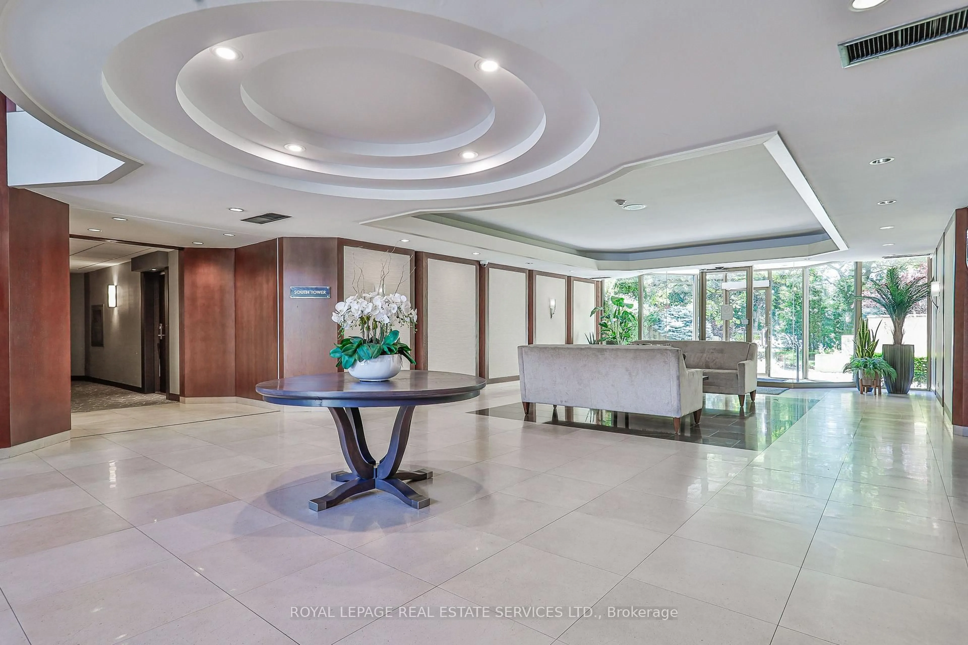 Indoor foyer for 2267 Lakeshore Blvd #1304, Toronto Ontario M8V 3X2