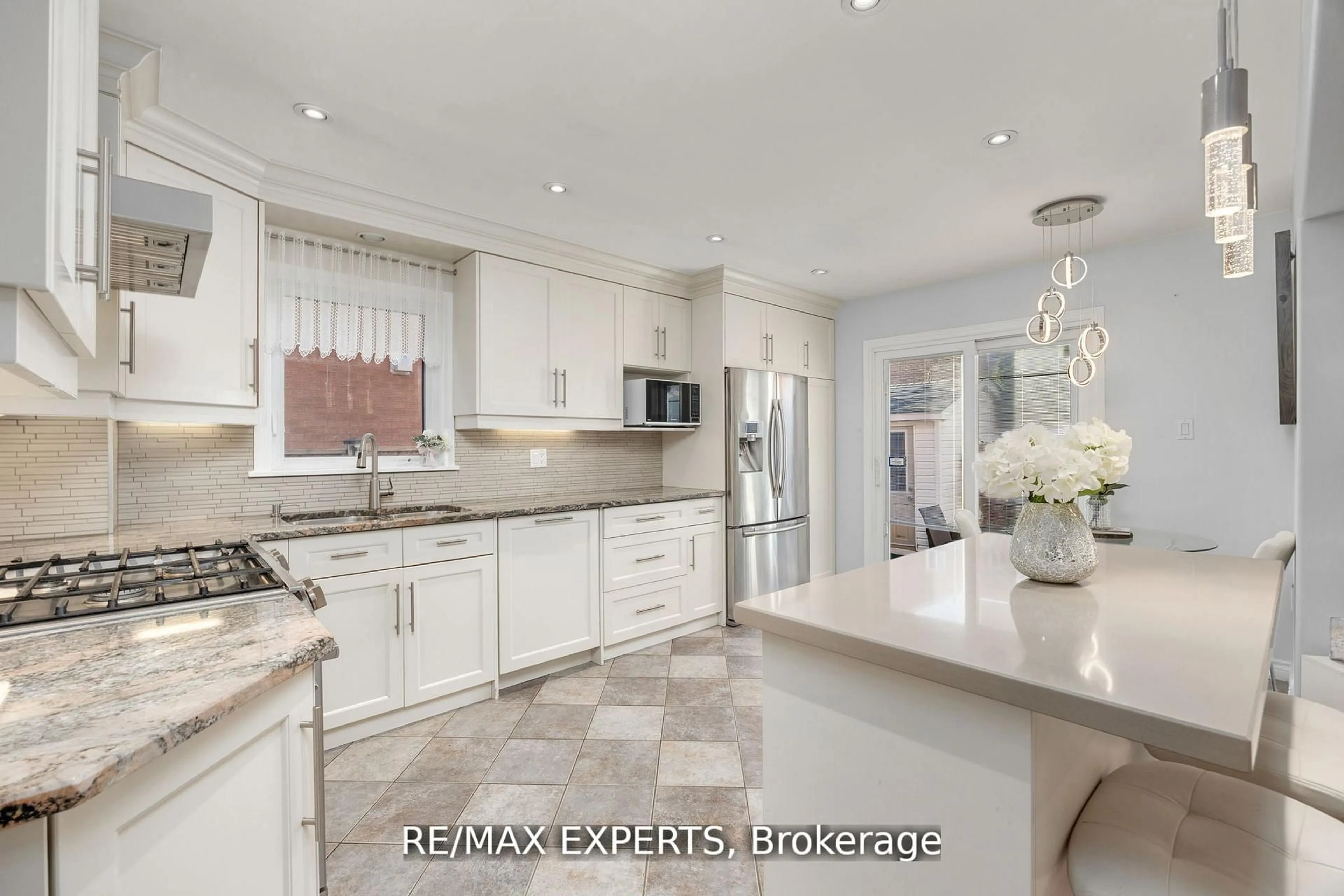 Open concept kitchen, ceramic/tile floor for 482 Malaga Rd, Mississauga Ontario L5B 3W2