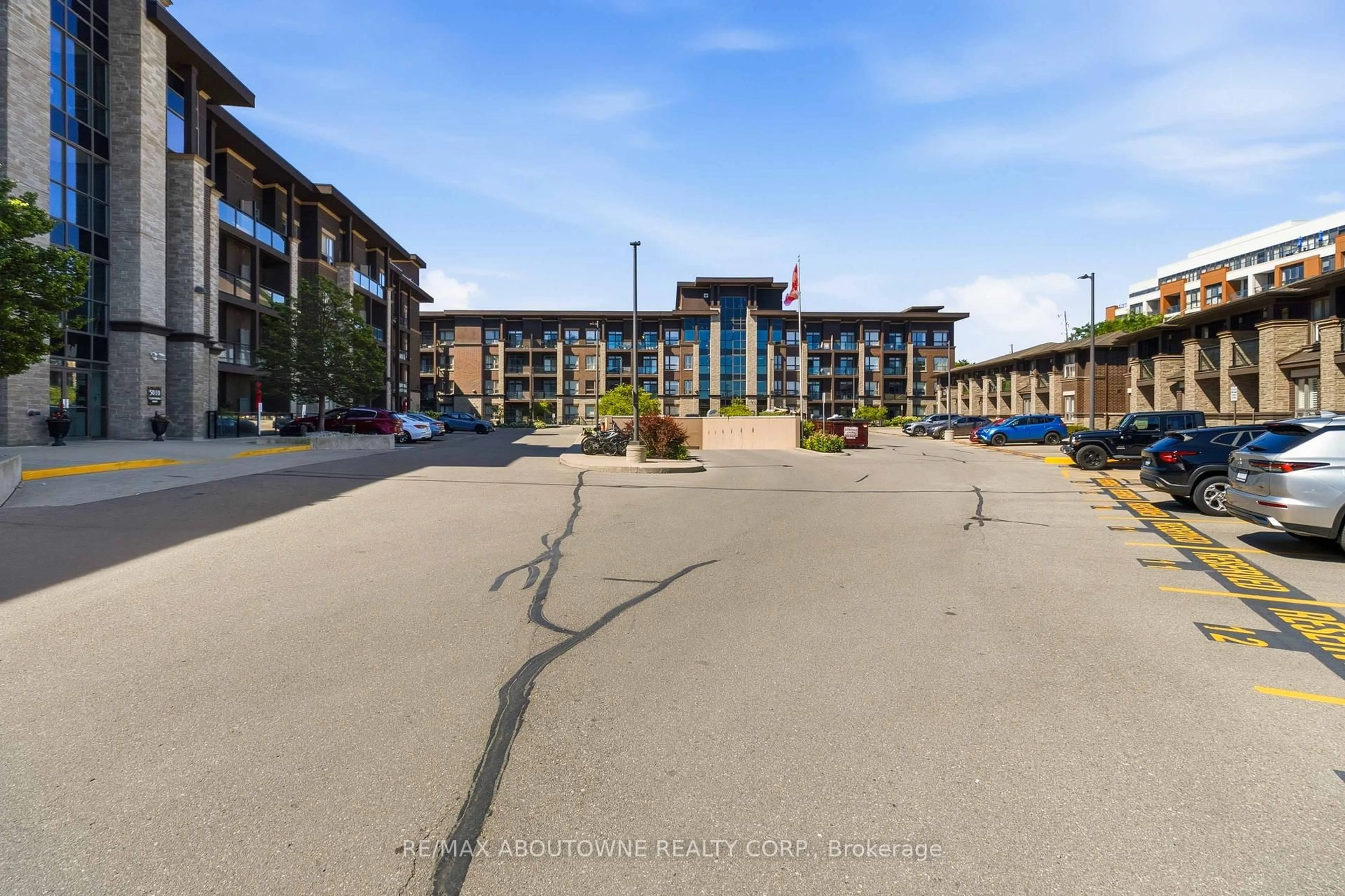 Patio, building for 5020 Corporate Dr #408, Burlington Ontario L7L 0H7