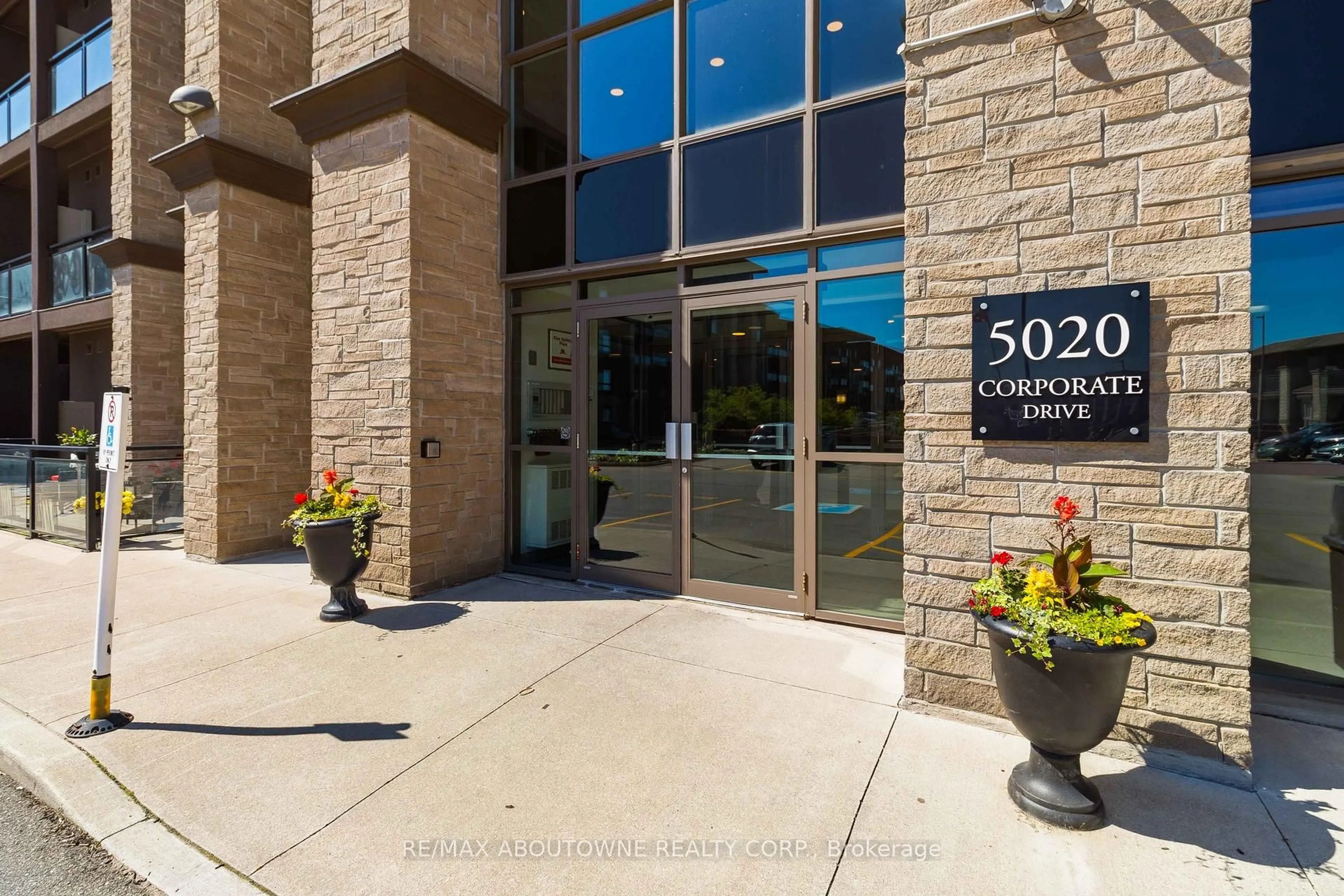 Indoor foyer for 5020 Corporate Dr #408, Burlington Ontario L7L 0H7