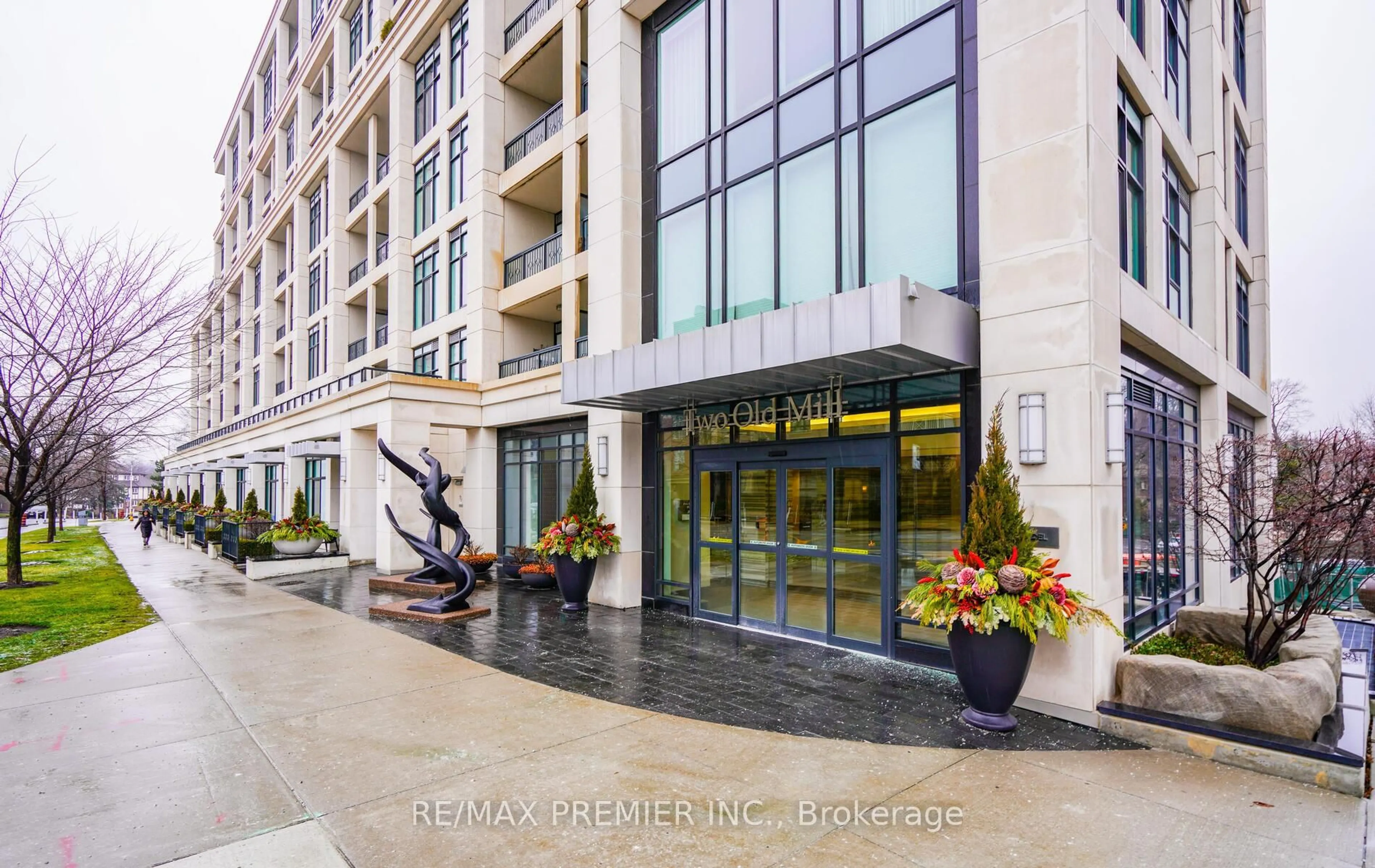 Indoor foyer for 2 Old Mill Dr #303, Toronto Ontario M6S 0A2