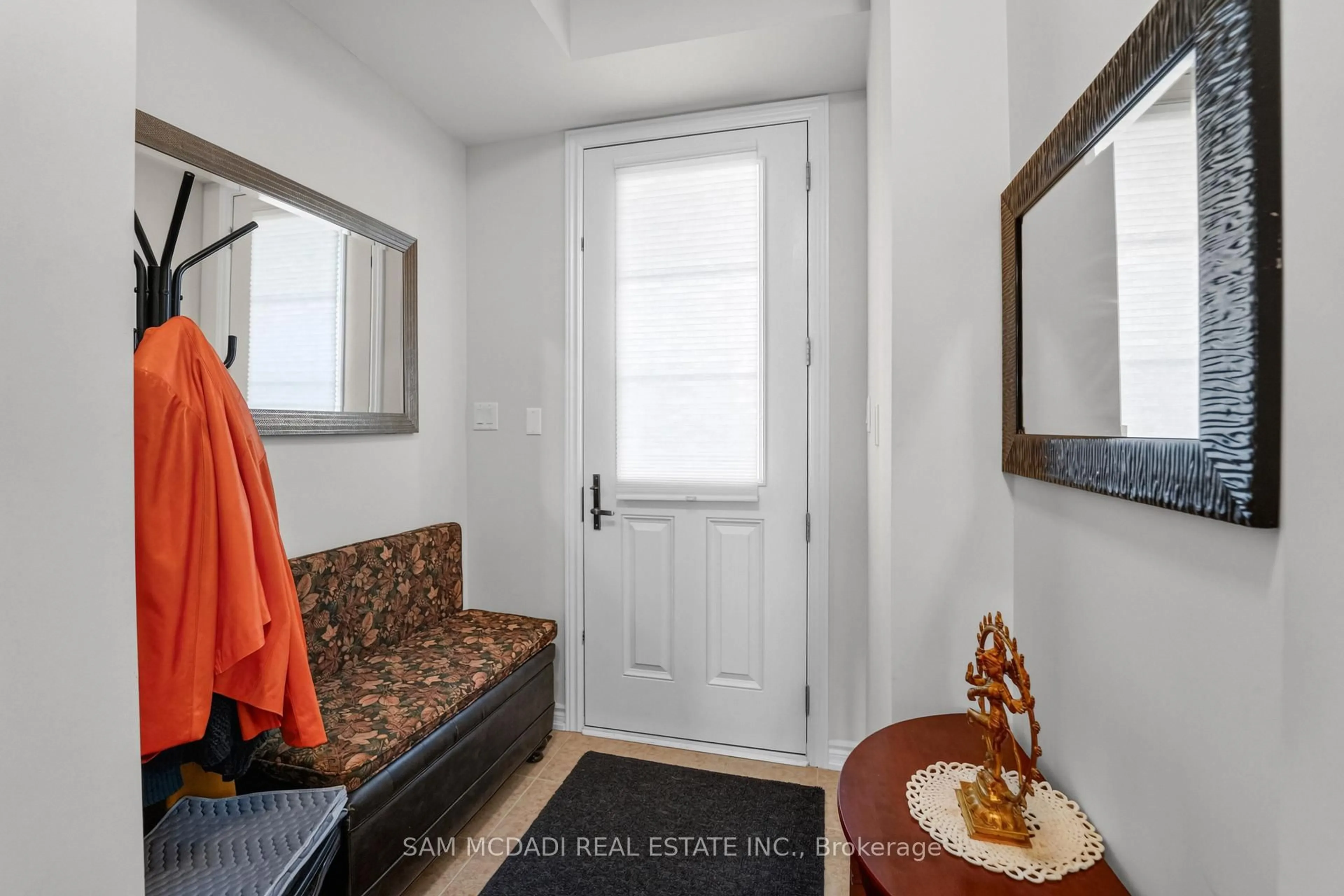 Indoor entryway for 1402 Almonte Dr, Burlington Ontario L7P 0V8
