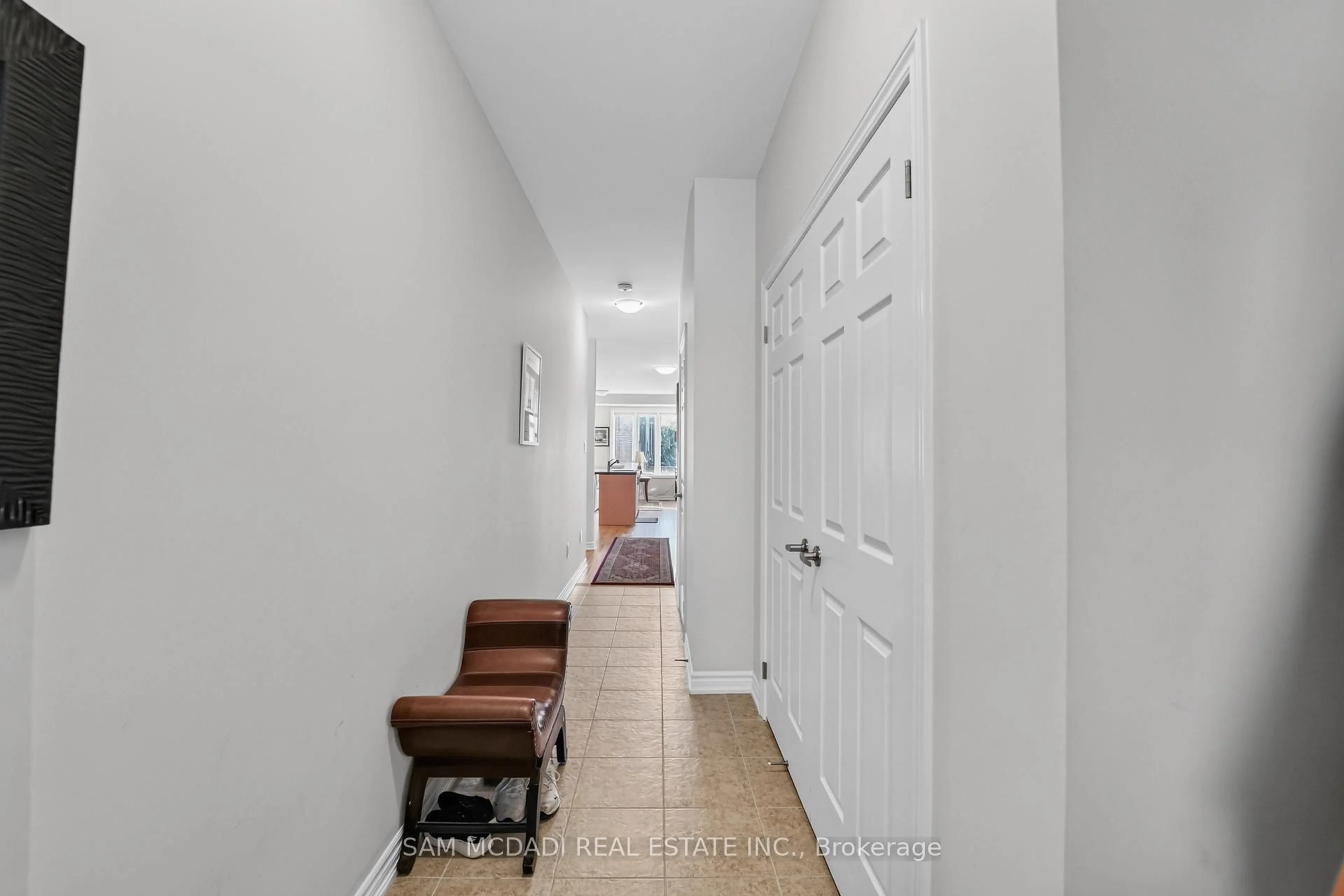 Indoor entryway for 1402 Almonte Dr, Burlington Ontario L7P 0V8