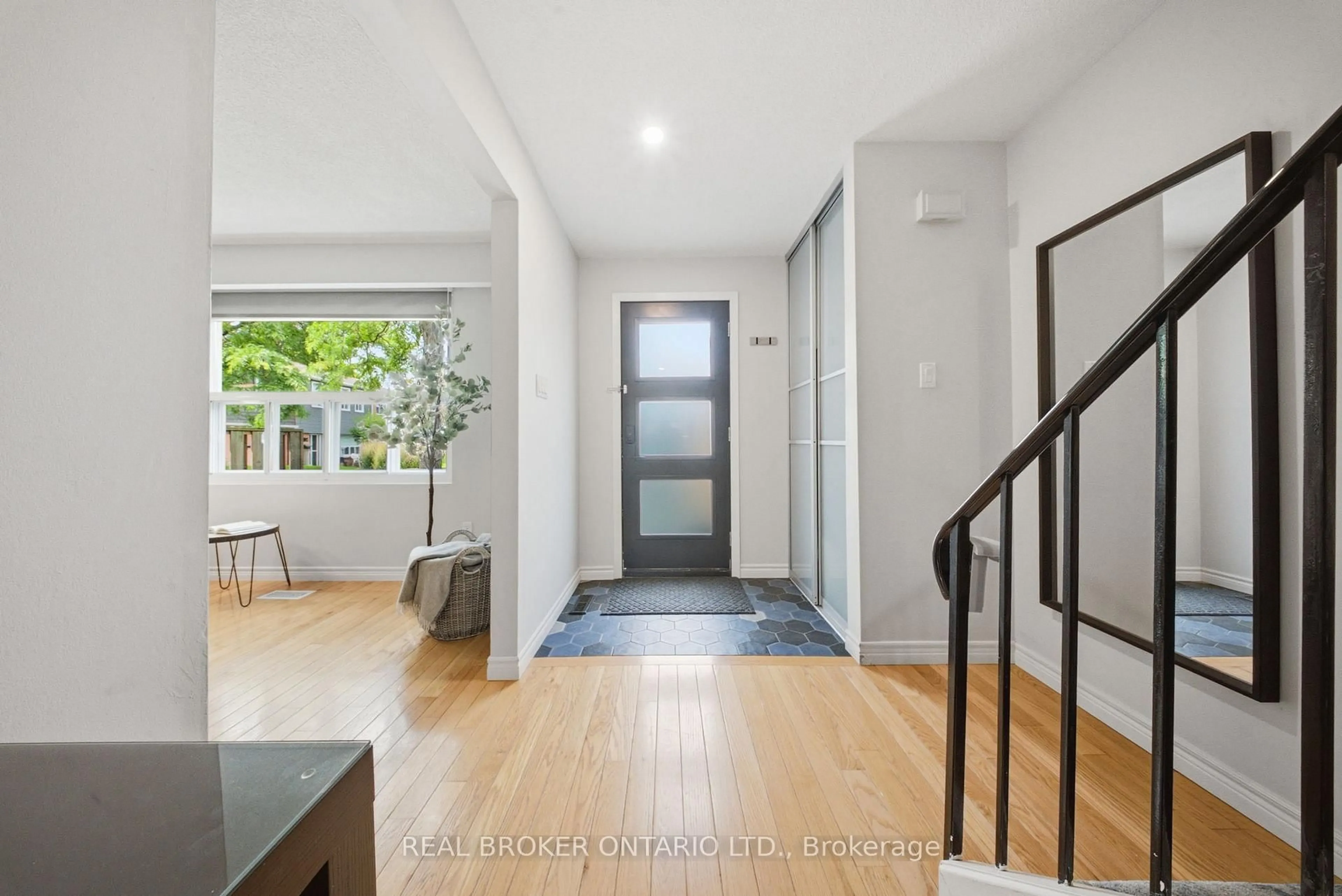 Indoor entryway for 1050 Shawnmarr Rd #61, Mississauga Ontario L5H 3V1