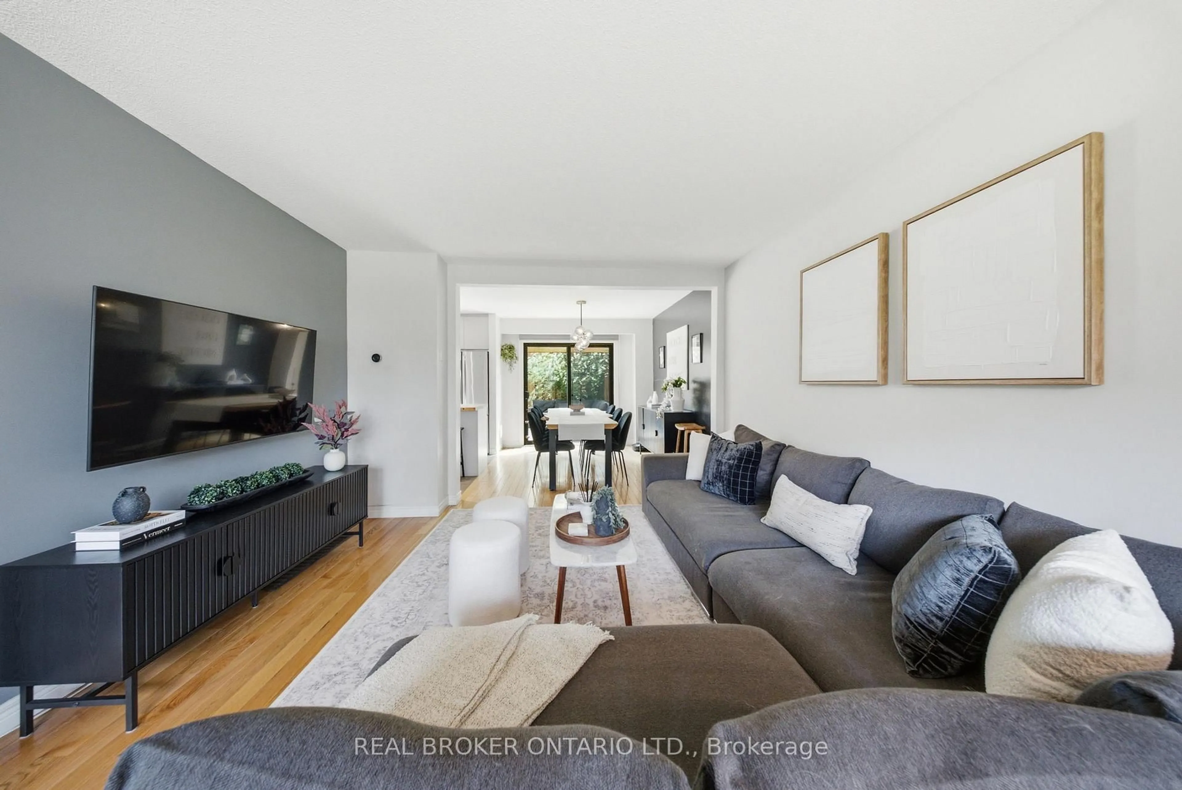 Living room with furniture, unknown for 1050 Shawnmarr Rd #61, Mississauga Ontario L5H 3V1