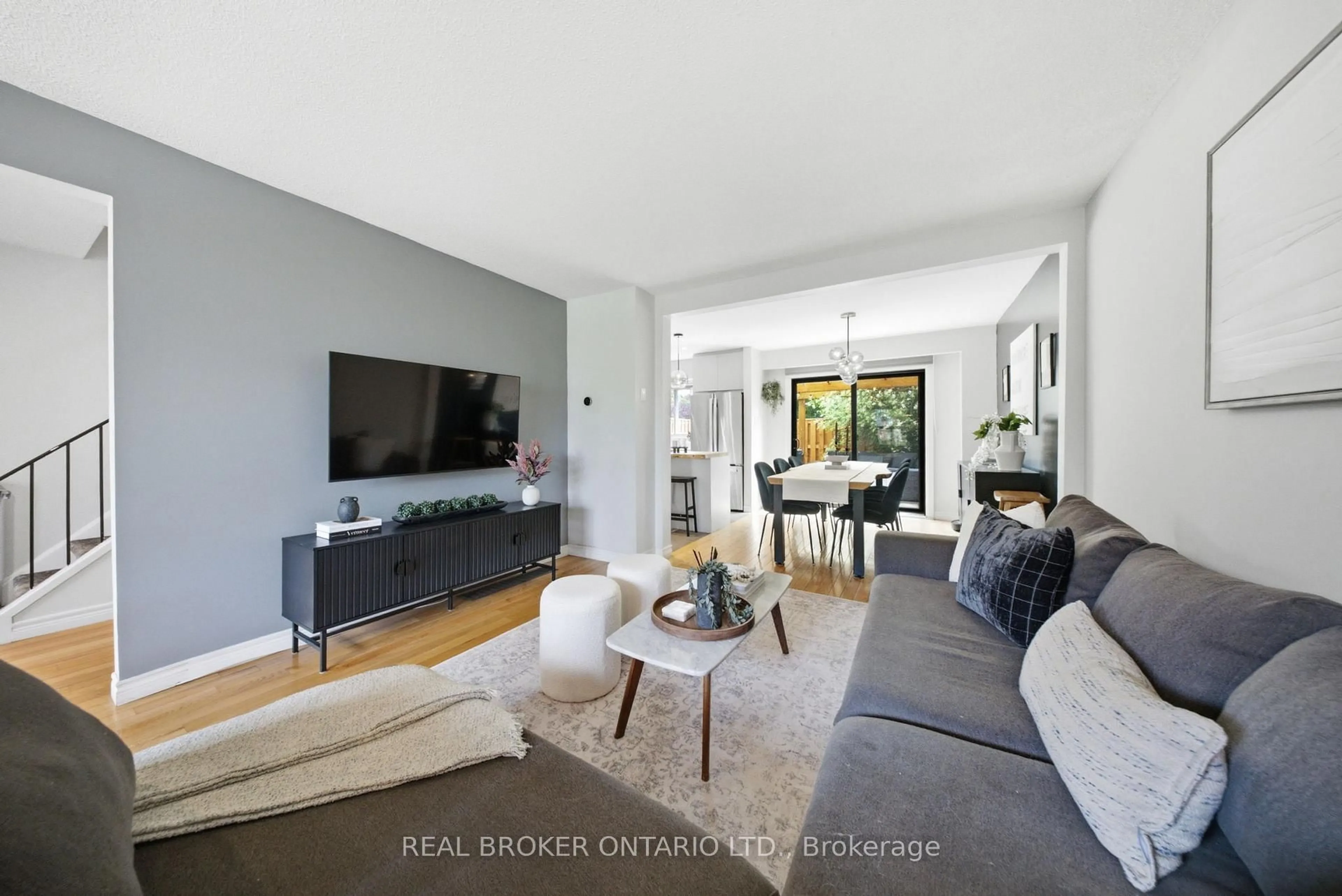 Living room with furniture, unknown for 1050 Shawnmarr Rd #61, Mississauga Ontario L5H 3V1