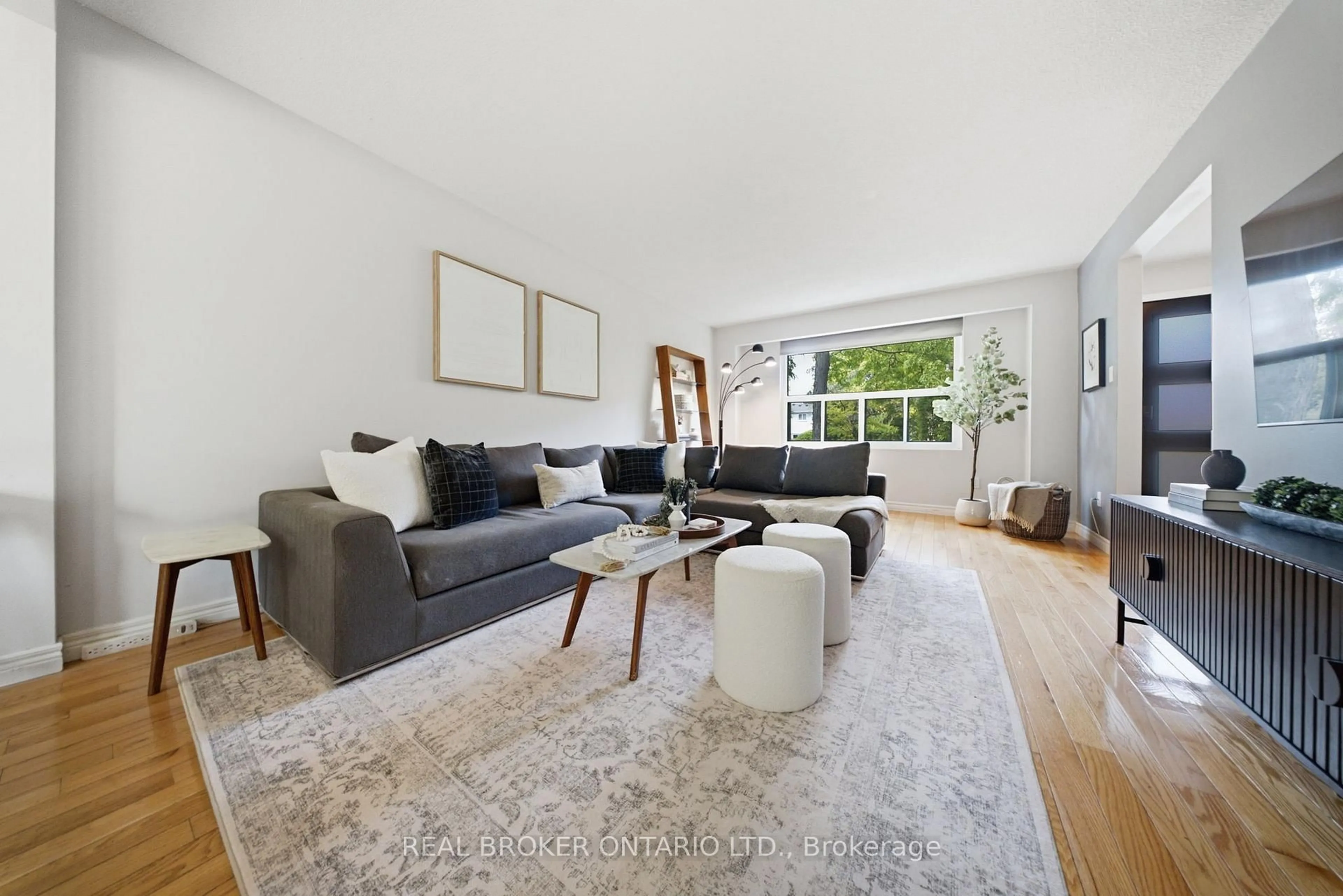 Living room with furniture, unknown for 1050 Shawnmarr Rd #61, Mississauga Ontario L5H 3V1