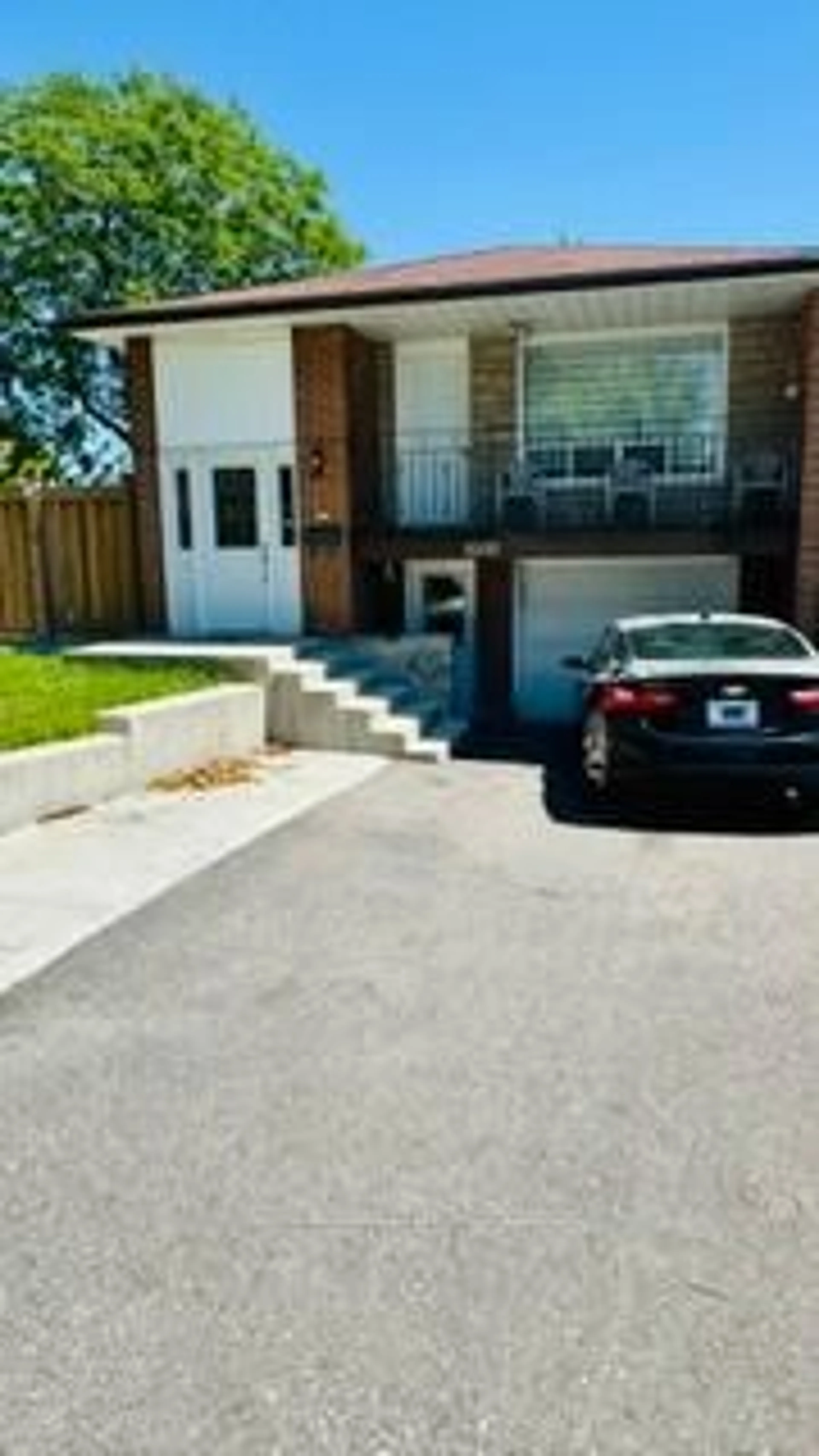 A pic from outside/outdoor area/front of a property/back of a property/a pic from drone, street for 3337 Homark Dr, Mississauga Ontario L4Y 2K5