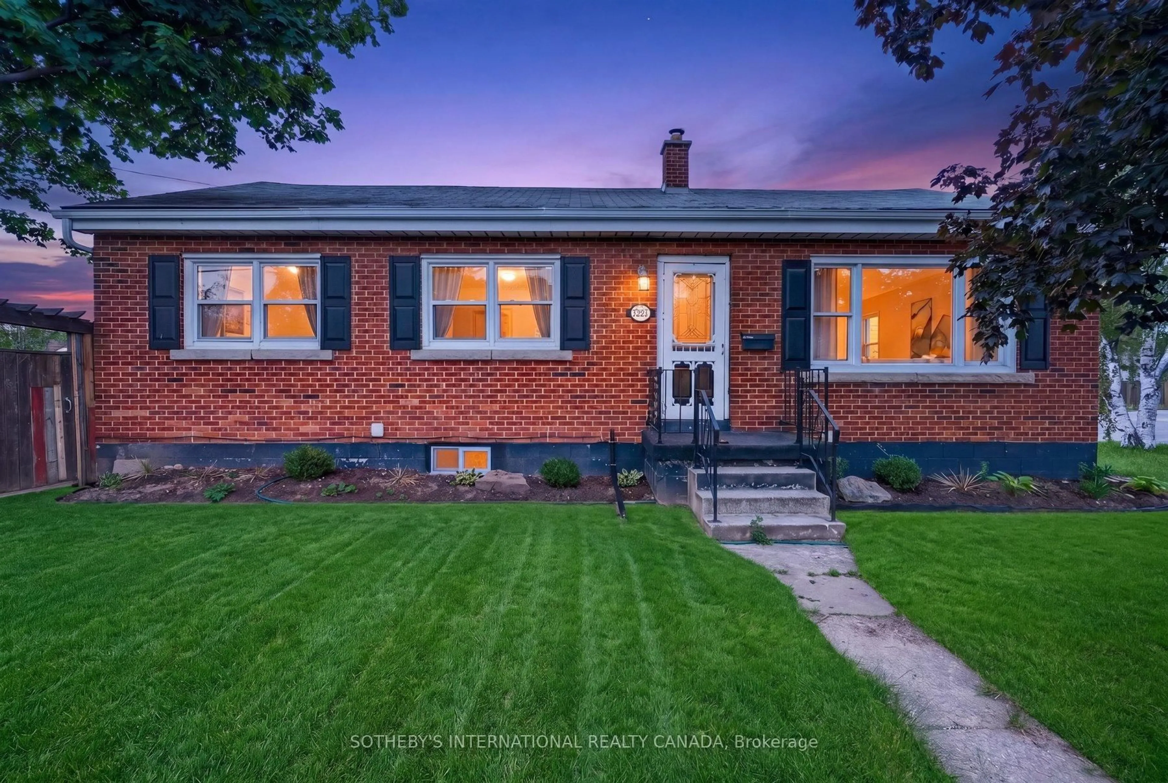 Home with brick exterior material, street for 2265 Prospect St, Burlington Ontario L7R 1Z9