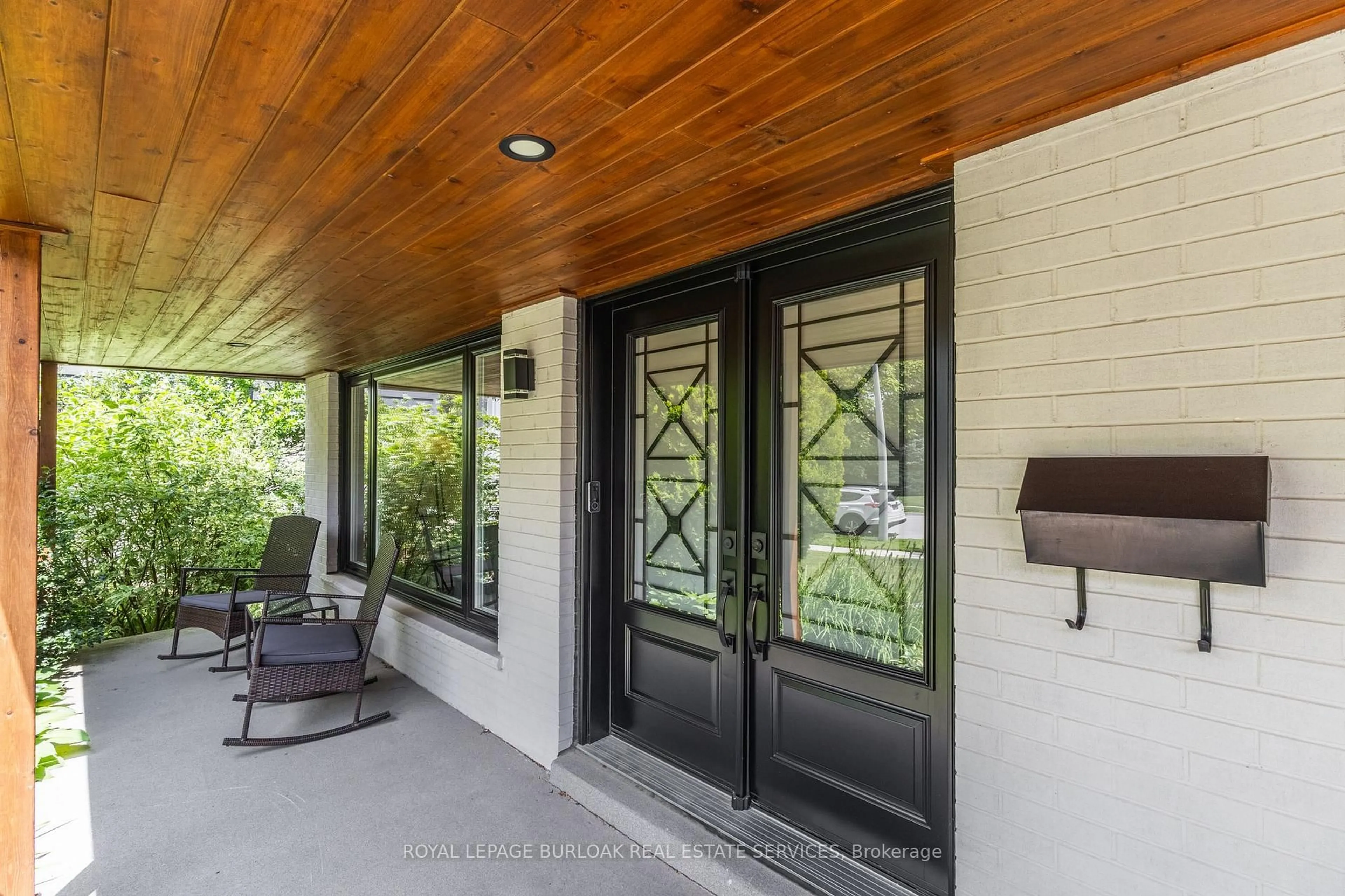 Indoor entryway for 365 Cosburn Cres, Burlington Ontario L7L 2W5