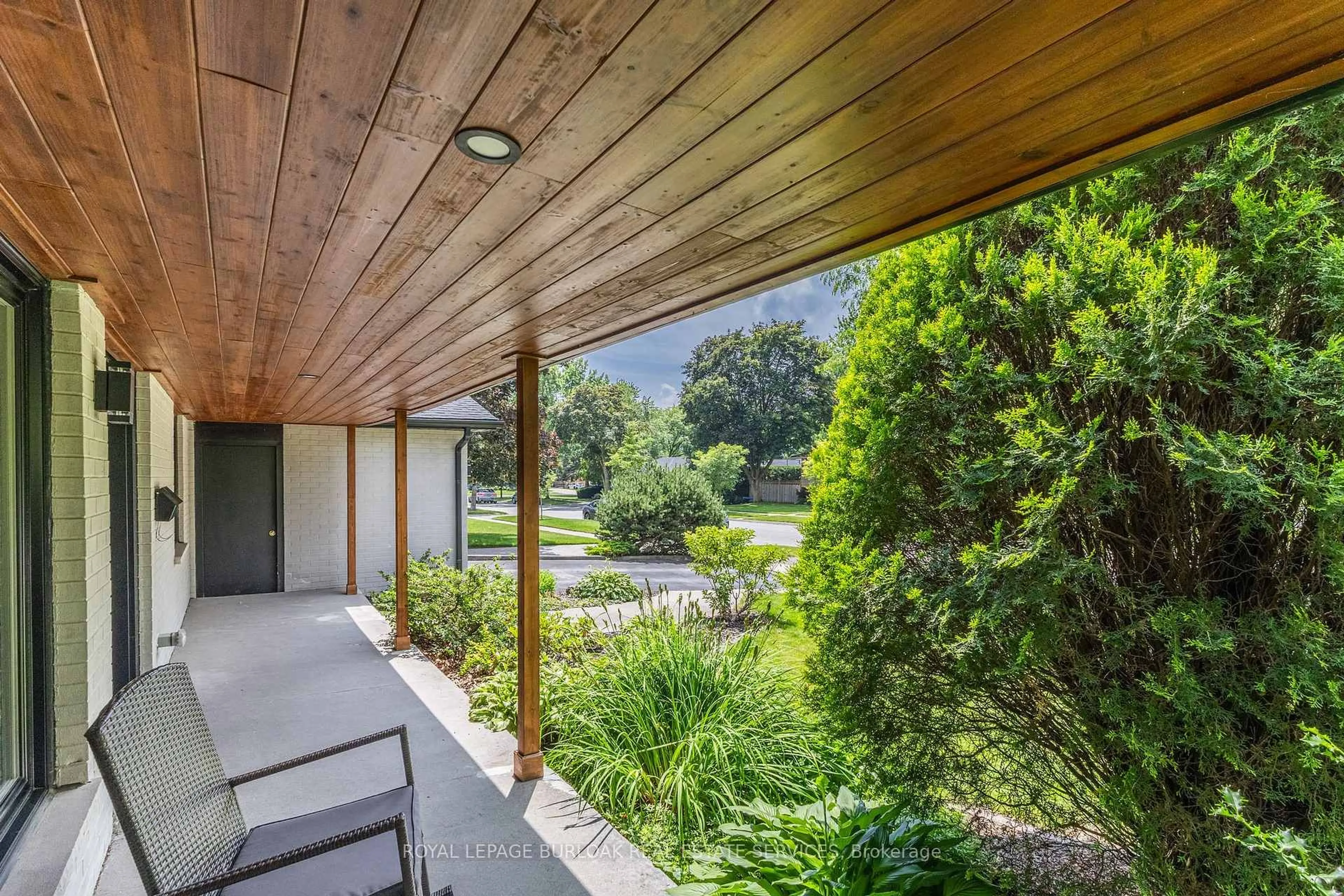 Patio, water/lake/river/ocean view for 365 Cosburn Cres, Burlington Ontario L7L 2W5