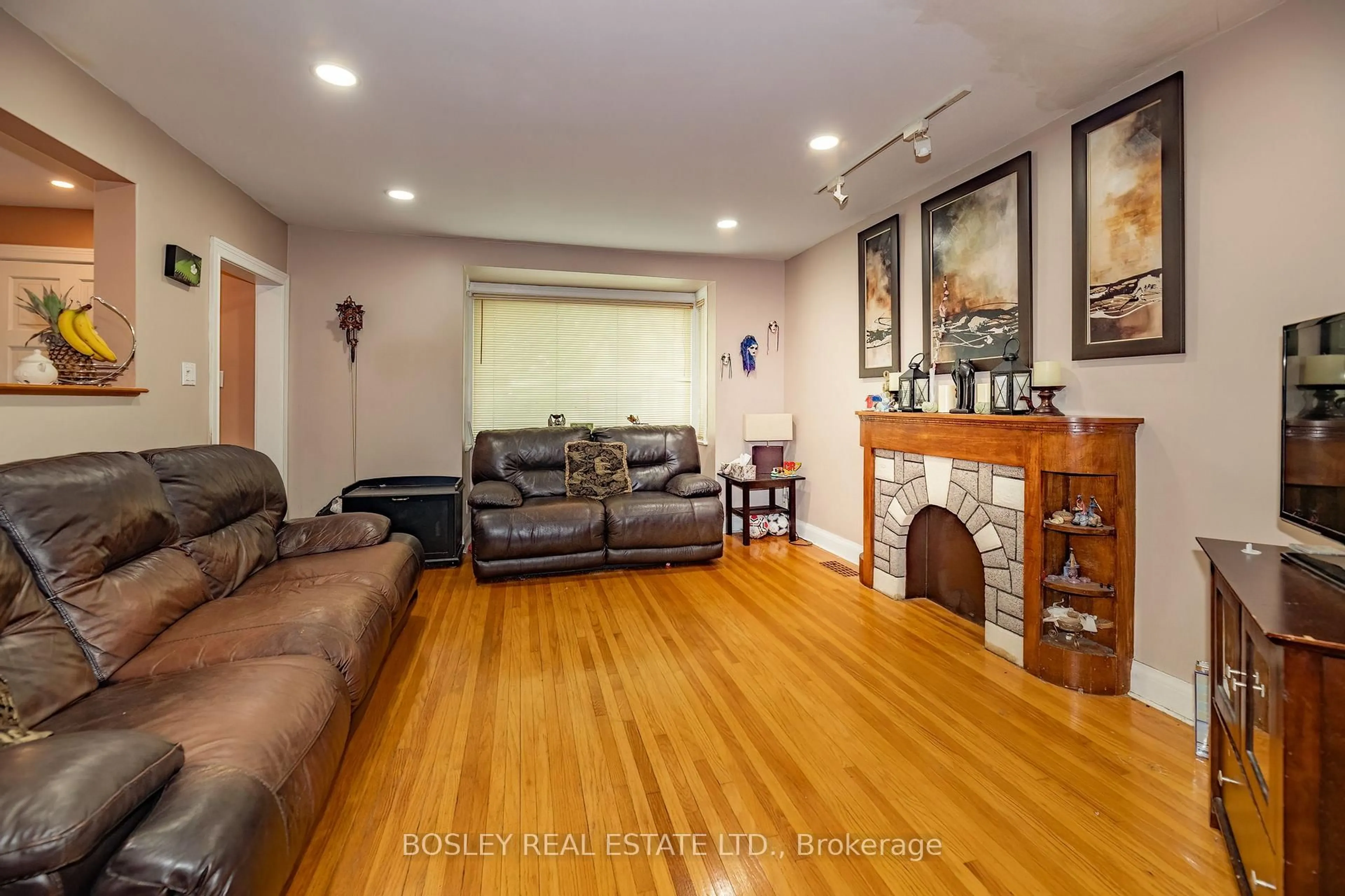 Living room with furniture, wood/laminate floor for 6 Boyd Ave, Toronto Ontario M9N 2C7