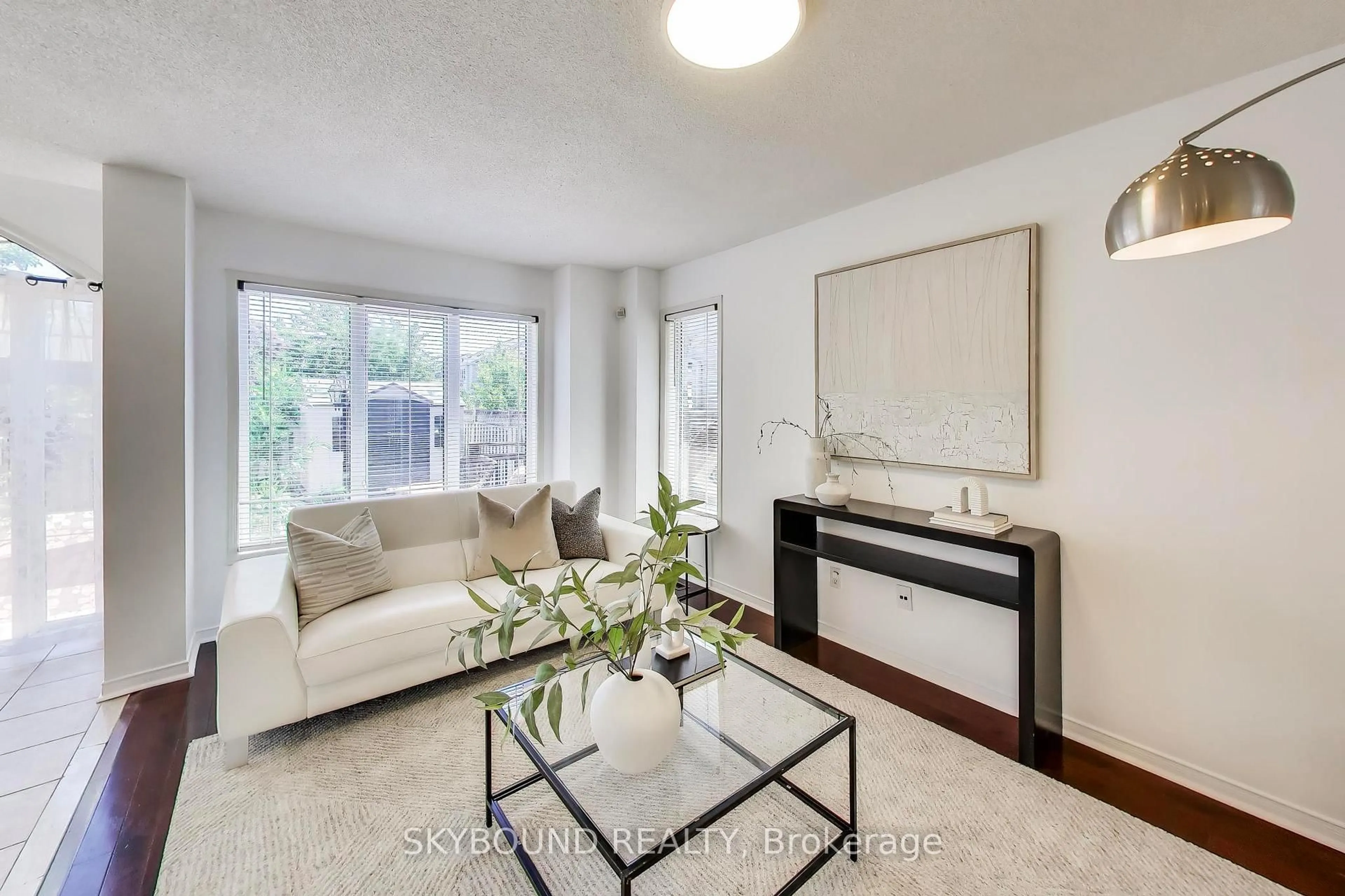 Living room with furniture, unknown for 3890 McDowell Dr, Mississauga Ontario L5M 6P2