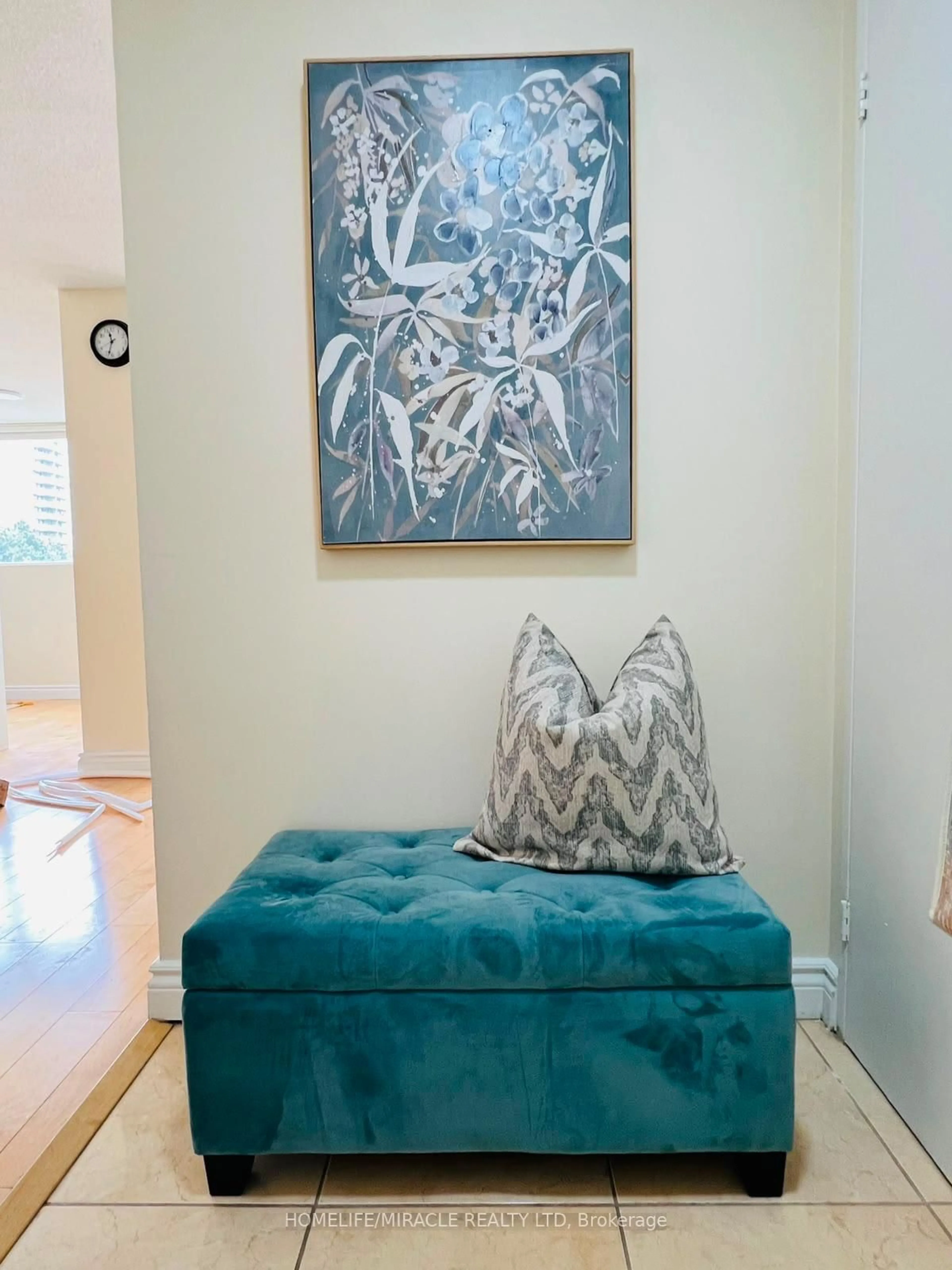 Living room with furniture, unknown for 3700 Kaneff Cres #202, Mississauga Ontario L5A 4B8
