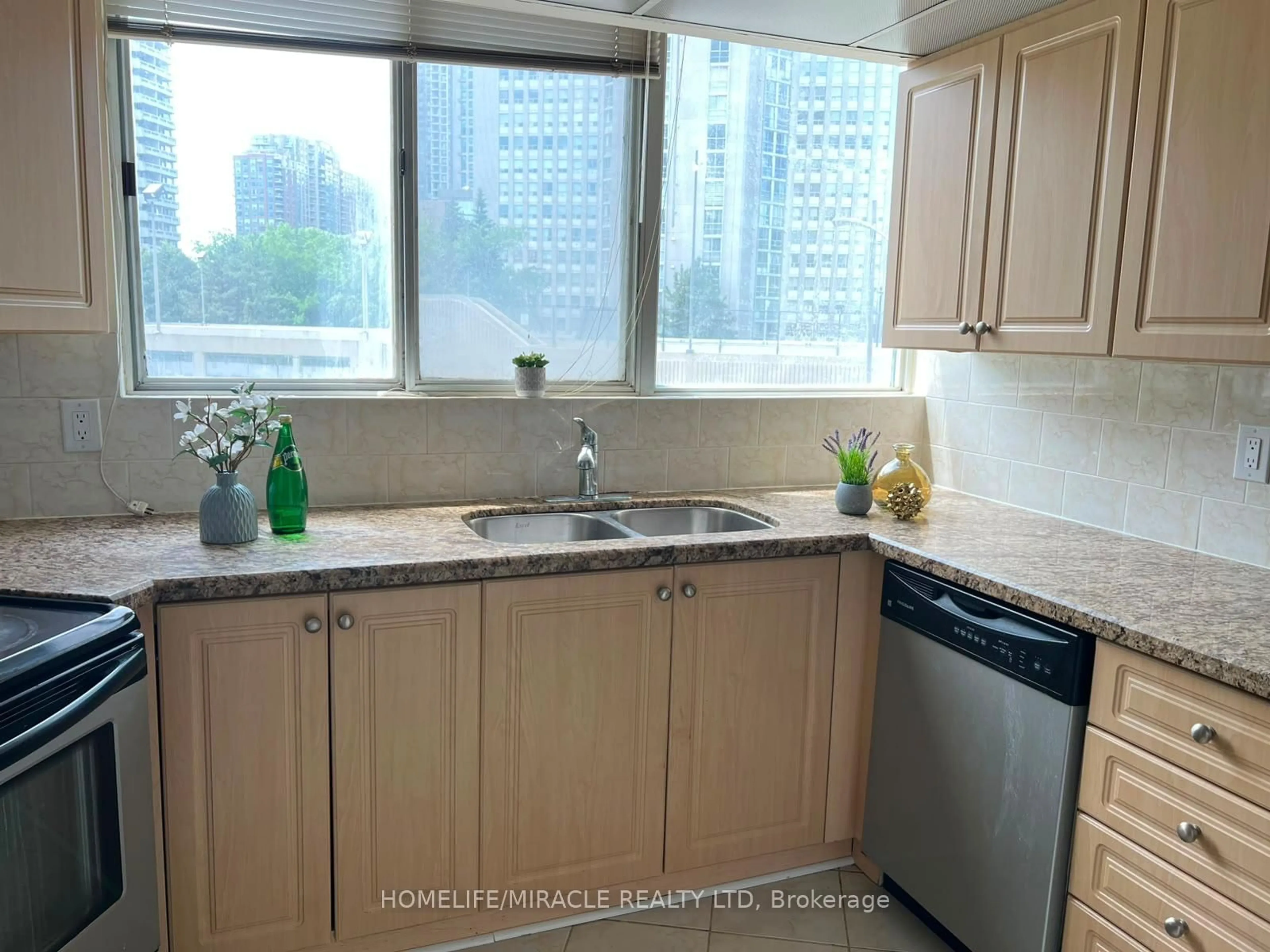 Standard kitchen, unknown for 3700 Kaneff Cres #202, Mississauga Ontario L5A 4B8