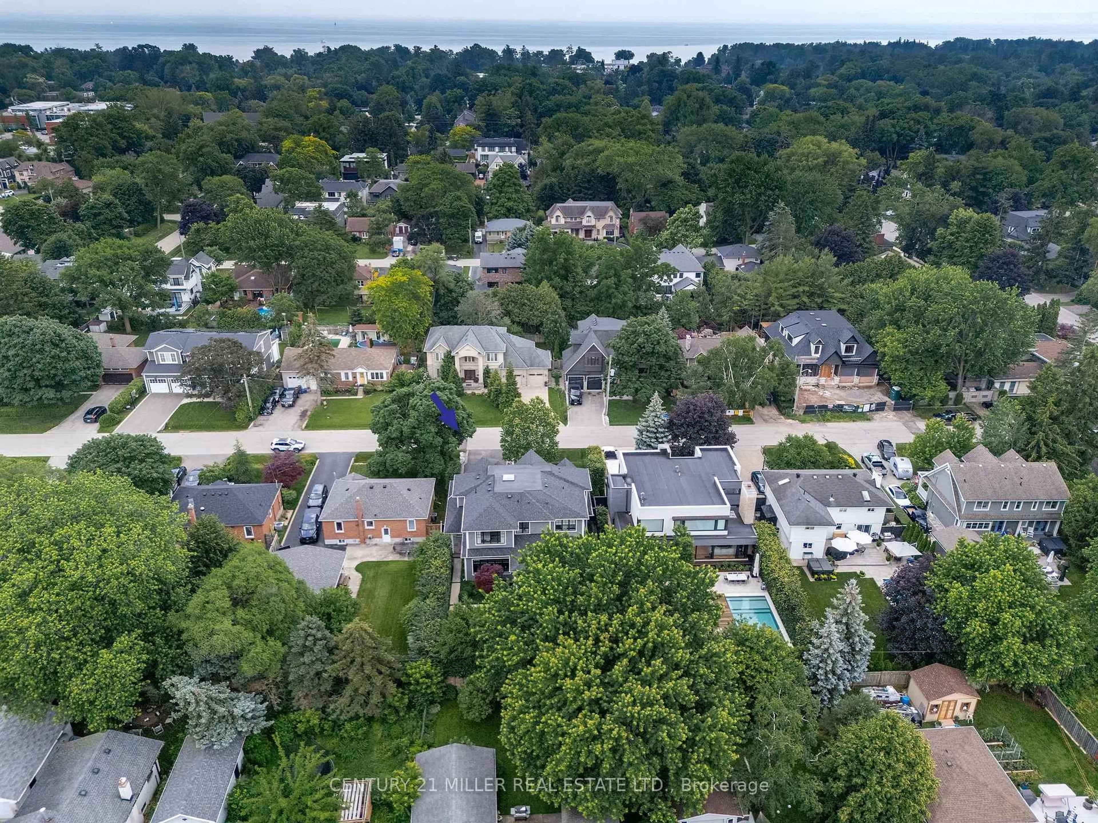 A pic from outside/outdoor area/front of a property/back of a property/a pic from drone, street for 487 Orchard Dr, Oakville Ontario L6K 1N9
