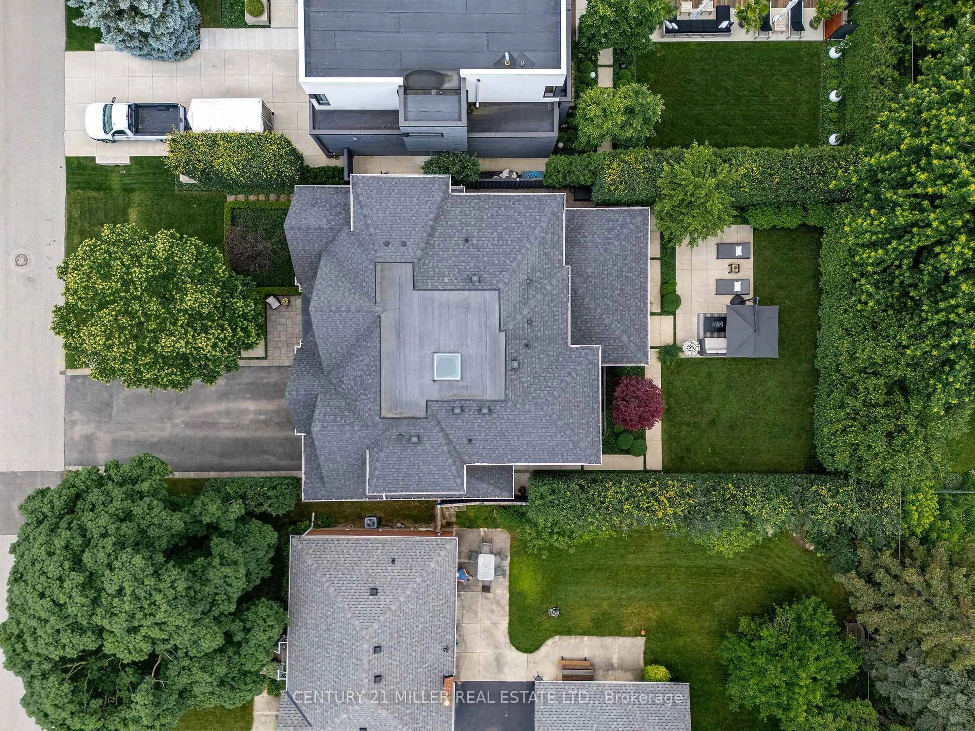 A pic from outside/outdoor area/front of a property/back of a property/a pic from drone, street for 487 Orchard Dr, Oakville Ontario L6K 1N9