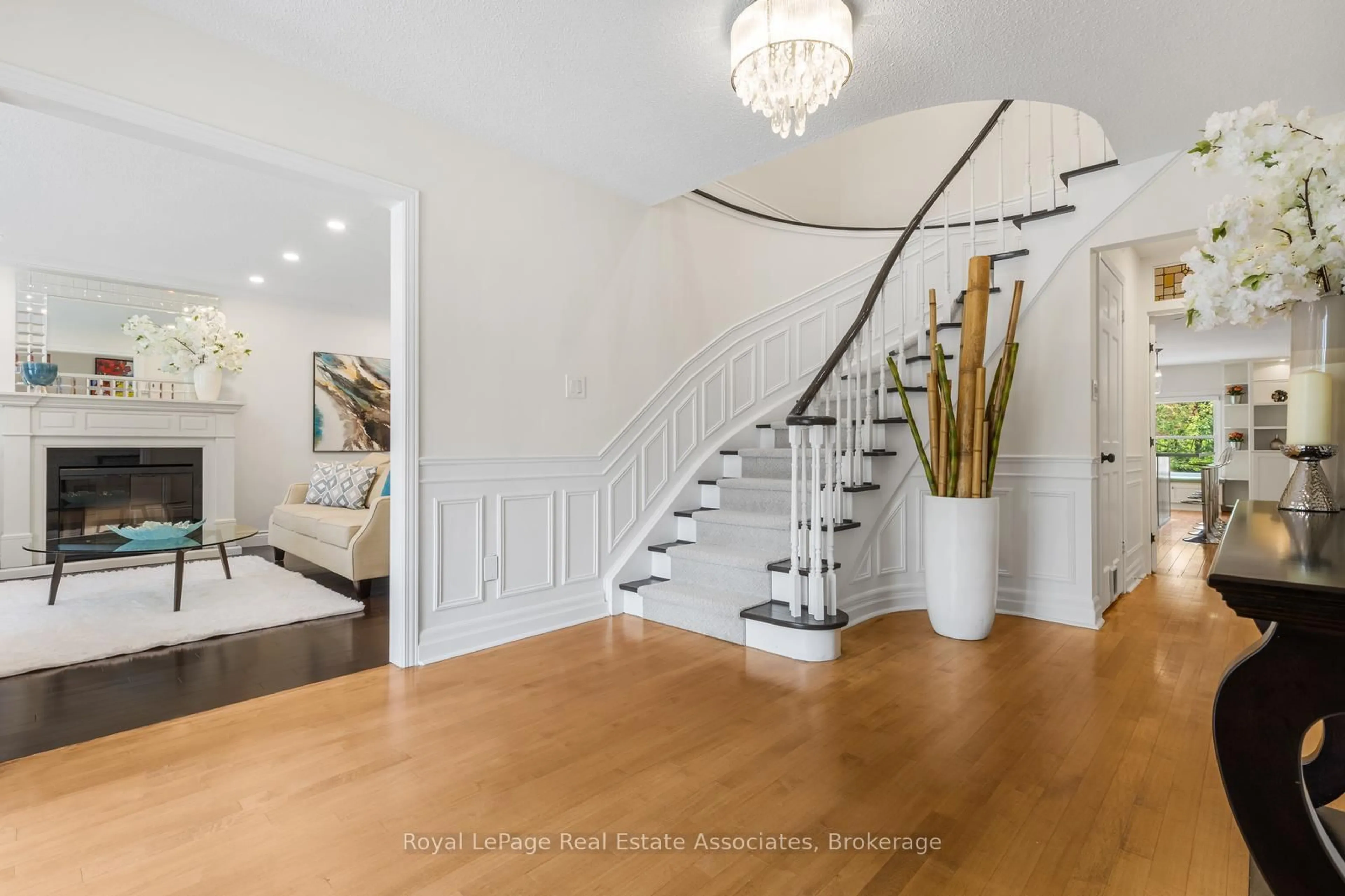 Indoor entryway for 3075 Council Ring Rd, Mississauga Ontario L5L 1N7